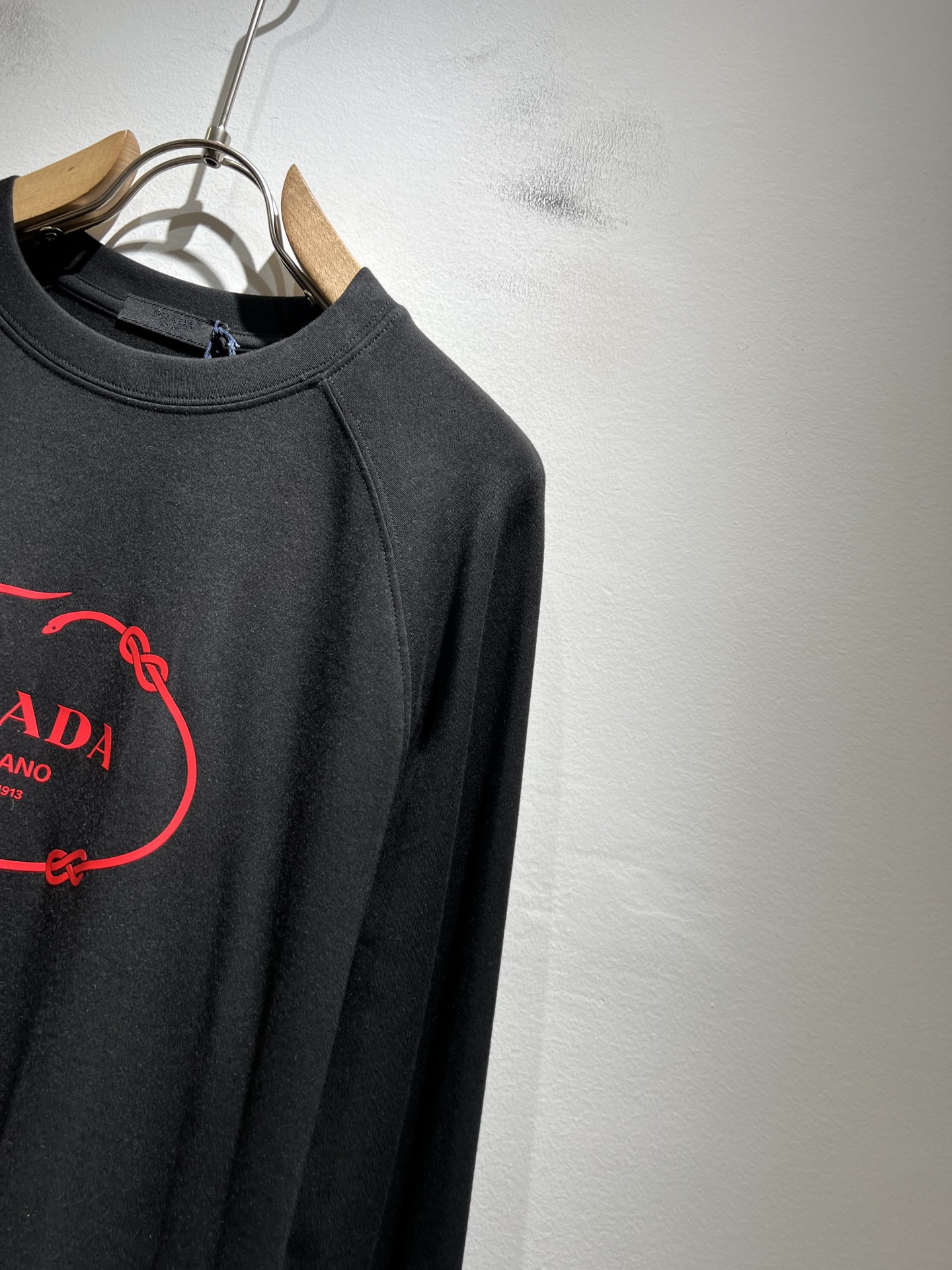 PRAD*A普*达2025秋冬新款男士长袖打底衫，最新款全网独家首上！！~既经典有时尚百搭，谁不爱啊，将