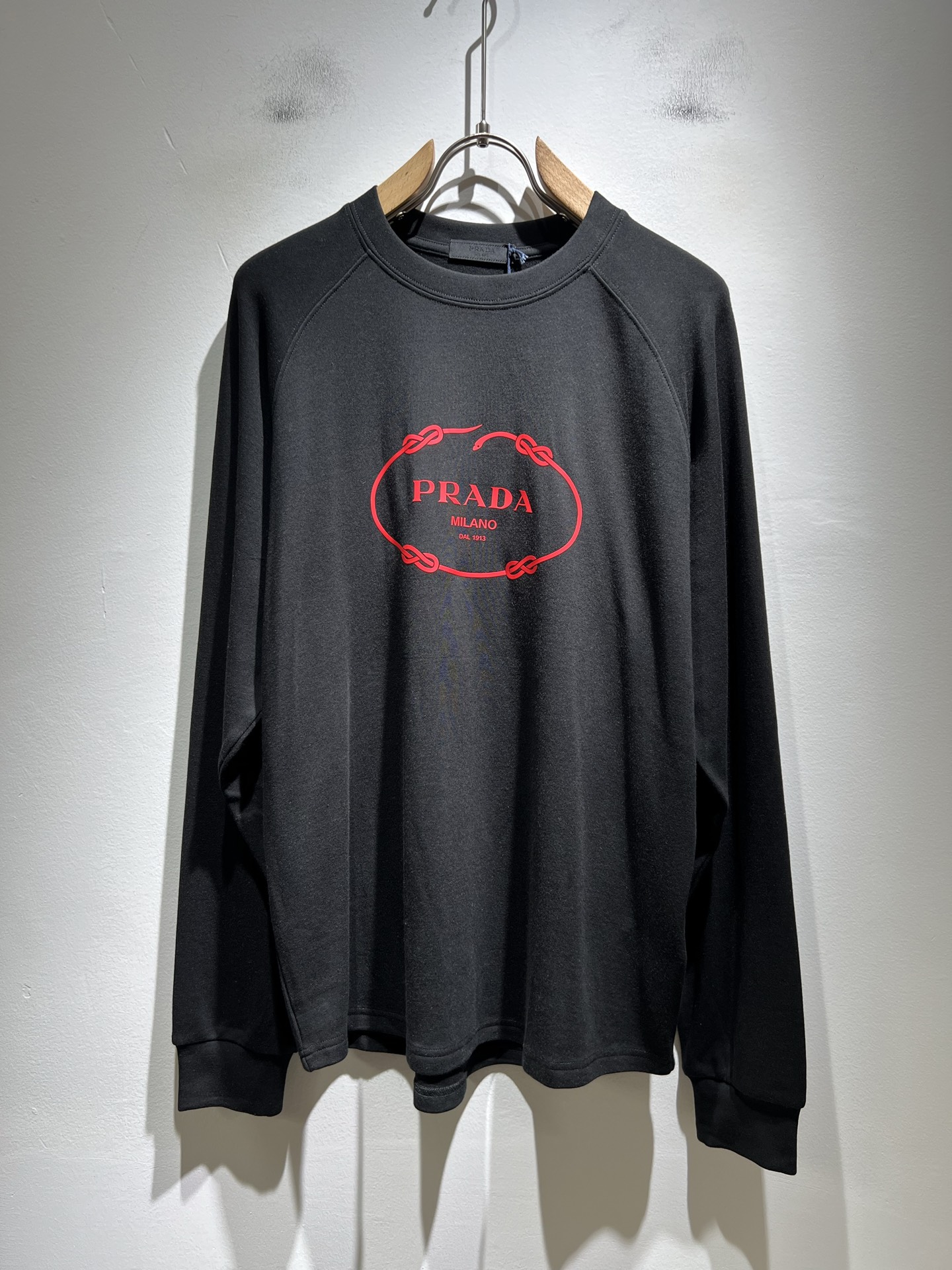 NO:530753,PRAD*A Pu*da 2025 autumn and winter new men's long-sleeved base shirt, the latest model is exclusively available on the entire network!  !  ~ It is classic and fashionable and versatile, who doesn’t like it? It will show the classic again. It is very pleasing to the eye and comes with a low luxury halo and recognition!  Pr*da's traditional brand concept and modern advanced technology are perfectly combined. Coupled with the extremely modern and simple design, P's exclusive logo pattern glue pressing design!  Customized 100% imported pure cotton fabric!  The texture of this model is quite touching, the specifications and grades are known with tentacles. The degree of delicateness and breathability are top-notch!  Size S-XL, prada, alexander wang19860909PRAD*A普*达2025秋冬新款男士长袖打底衫,最新款全网独家首上！！~既经典有时尚百搭,谁不爱啊,将经典再次展现,非常的耐看,自带低奢光环与辨识度！Pr*da传统的品牌理念和现代化的先进技术进行了完美结合.加上极其现代摩登风范的简约设计,p家专属logo图案压胶设计！定制百分百进口纯棉面料！此款的质感相当感人 触手便知规格档次 细腻程度与透气效果堪称顶级！尺码S-XL,,prada,alexander wang,Men's clothing