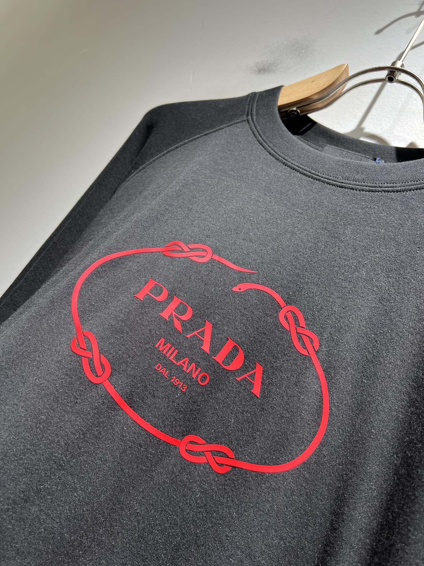 PRAD*A普*达2025秋冬新款男士长袖打底衫，最新款全网独家首上！！~既经典有时尚百搭，谁不爱啊，将