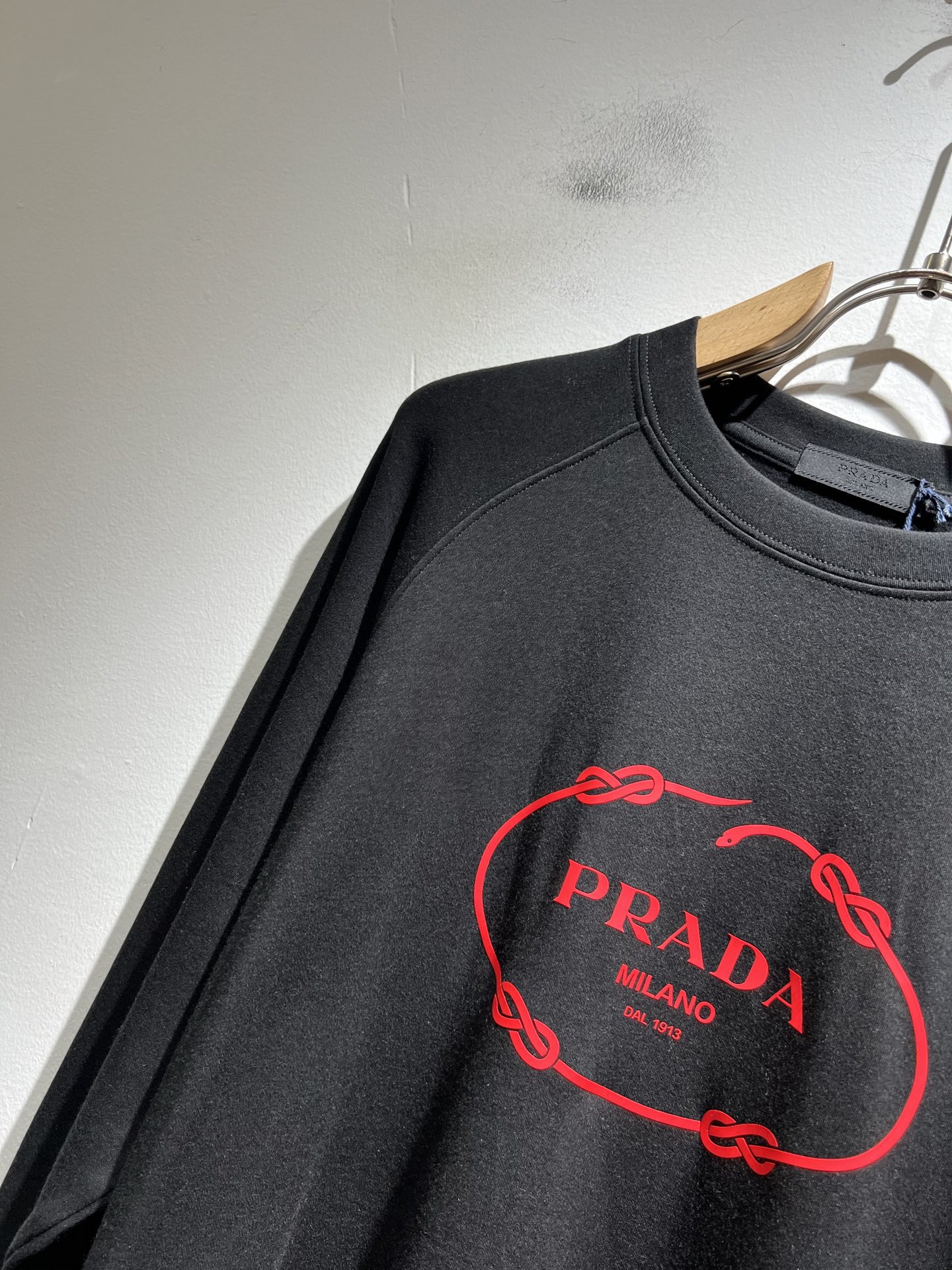 PRAD*A普*达2025秋冬新款男士长袖打底衫，最新款全网独家首上！！~既经典有时尚百搭，谁不爱啊，将