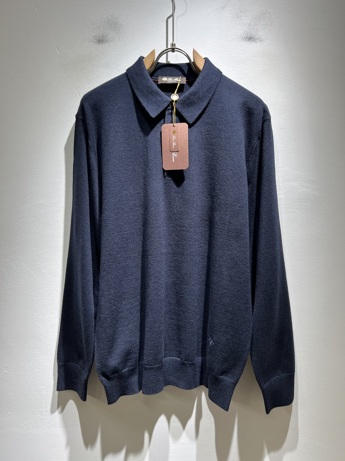 NO:531912,Loro Piana Nouyou Pianya The latest trade order knitted cardigan for men in autumn and winter, all the quality!  !  The upper body is comfortable and breathable, not stiff, and the overall body has a rich three-dimensional feeling, quality export orders, and hem logo pattern embroidery design!  Customized exclusive knitted wool fabric tailoring to meet the simple needs of commuters for dressing. The upper body is very effective, it looks slim and does not picky about the figure. The fabric workmanship is impeccable. Only good craftsmanship and good fabrics can make you feel good. It is a must-have item for everyone!  Size M-3XL, loro piana, alexander wang19860909Loro Piana诺悠翩雅 秋冬男士最新的贸易订单针织羊毛衫,全品相！！上身舒适透气,不僵硬,整体有着丰富的立体感,品质出口订单,下摆logo图案刺绣设计！定制专属针织羊毛面料剪裁,满足通勤人们对于着装的简约需求,上身效果很好,显瘦,不挑剔身材.面料做工....无可挑剔,好工艺好面料才能穿出好品味一款,人手必备单品！尺码M-3XL,,loro piana,alexander wang,Men's clothing