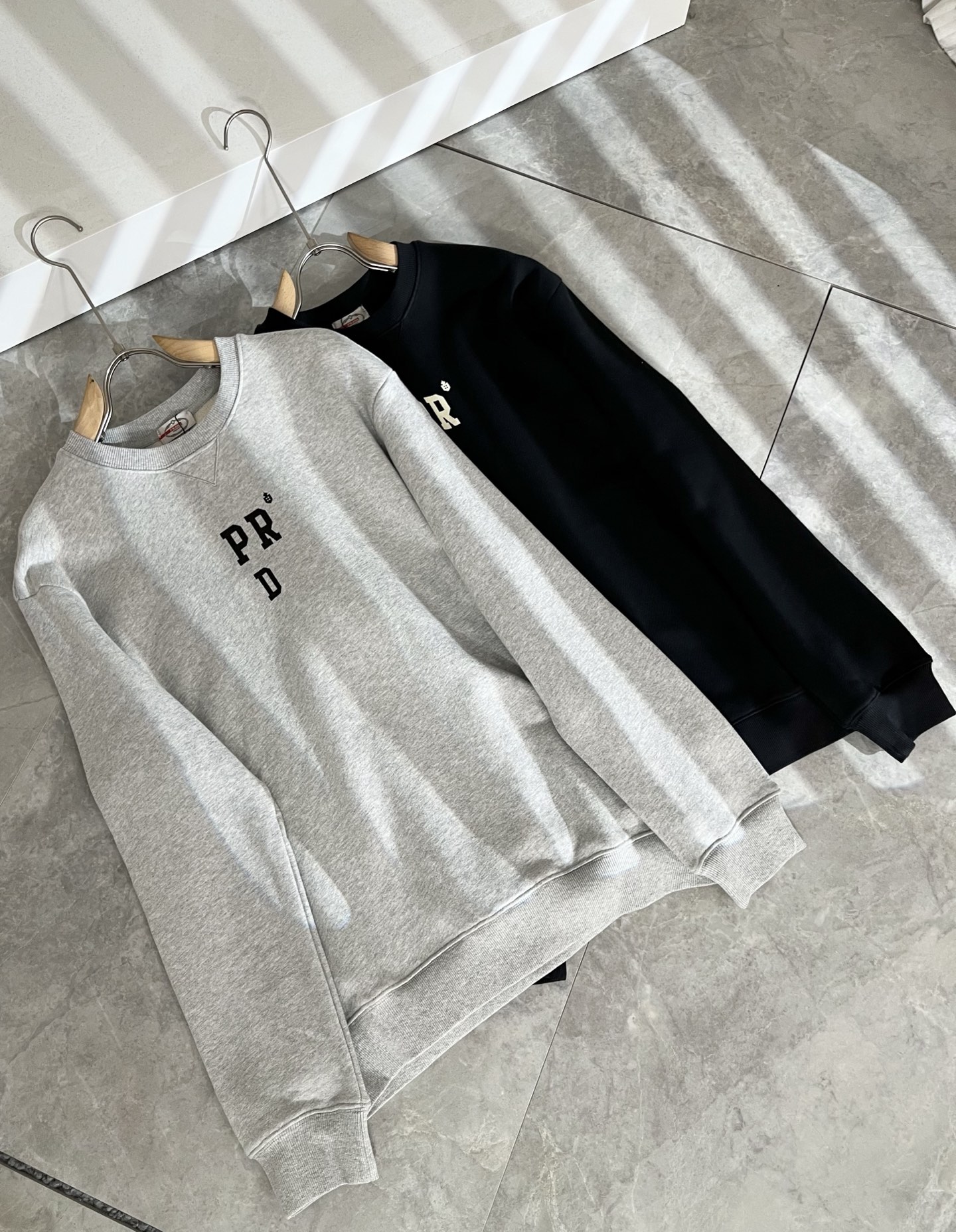 PRAD*A普*达2025秋冬新款男女同款👫长袖卫衣，最新款全网独家首上！！~既经典有时尚百搭，谁不爱啊