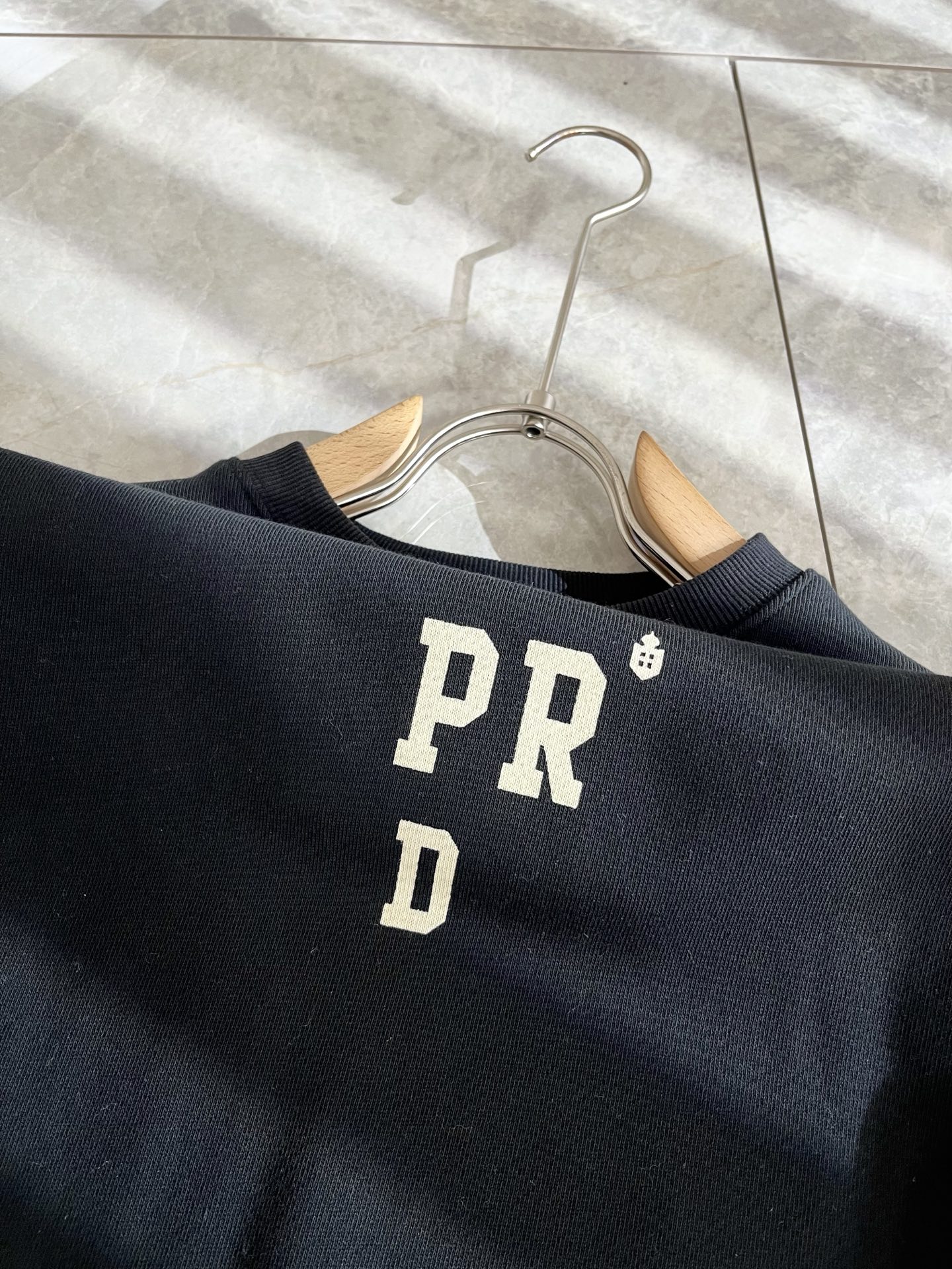 PRAD*A普*达2025秋冬新款男女同款👫长袖卫衣，最新款全网独家首上！！~既经典有时尚百搭，谁不爱啊