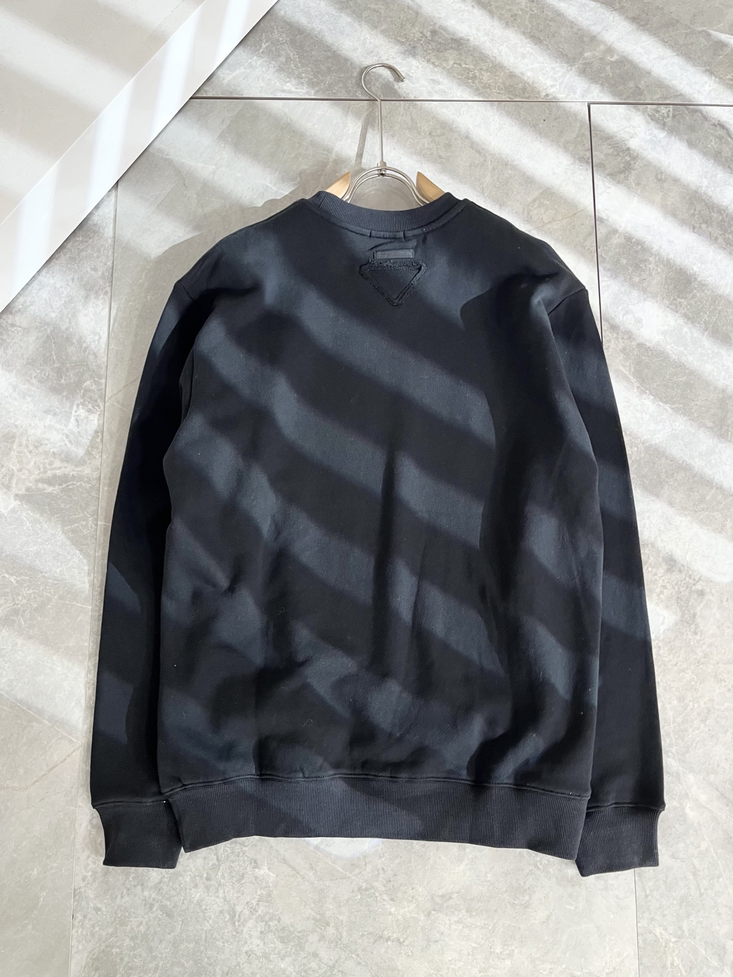 PRAD*A普*达2025秋冬新款男女同款👫长袖卫衣，最新款全网独家首上！！~既经典有时尚百搭，谁不爱啊