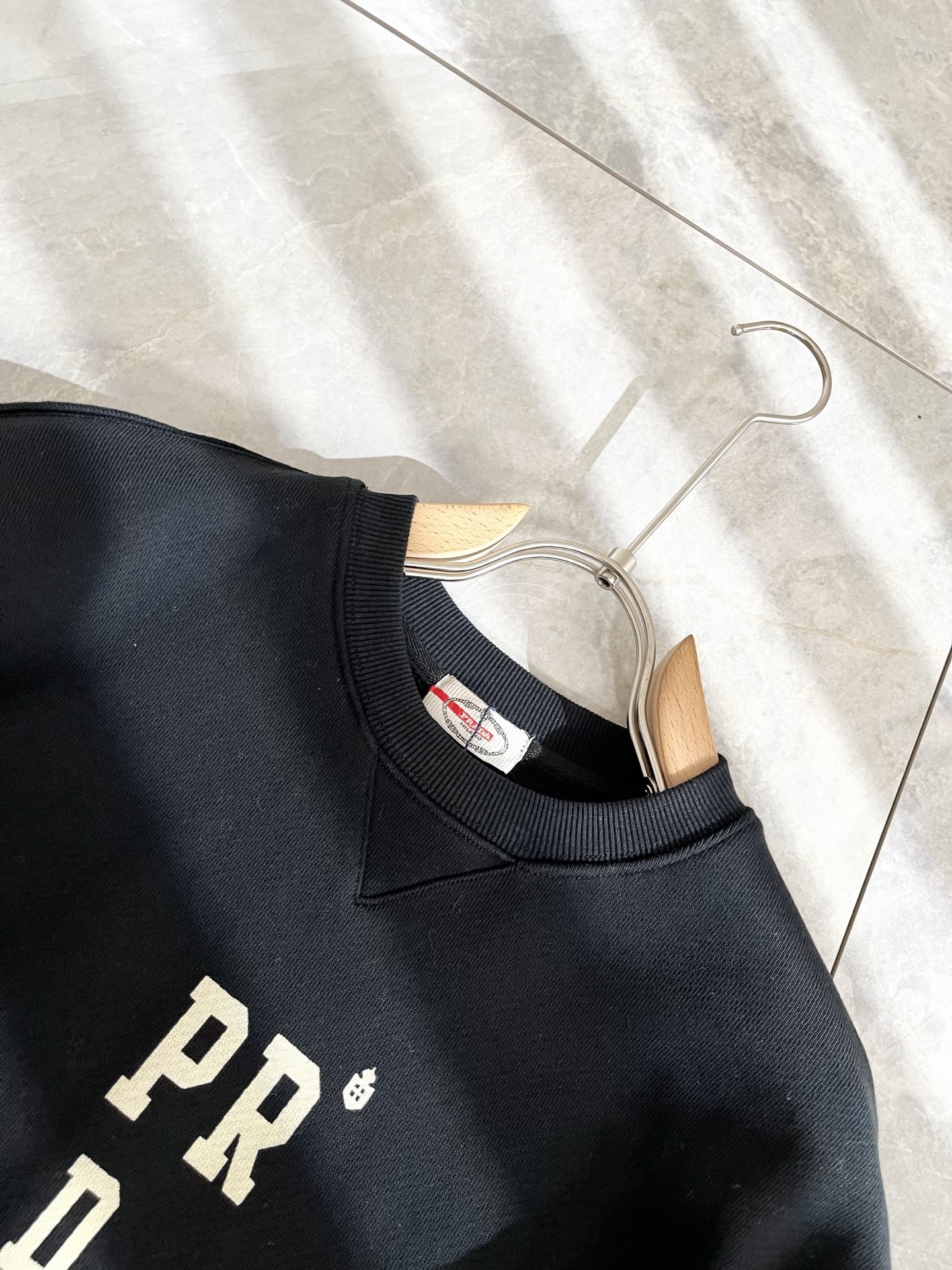 PRAD*A普*达2025秋冬新款男女同款👫长袖卫衣，最新款全网独家首上！！~既经典有时尚百搭，谁不爱啊