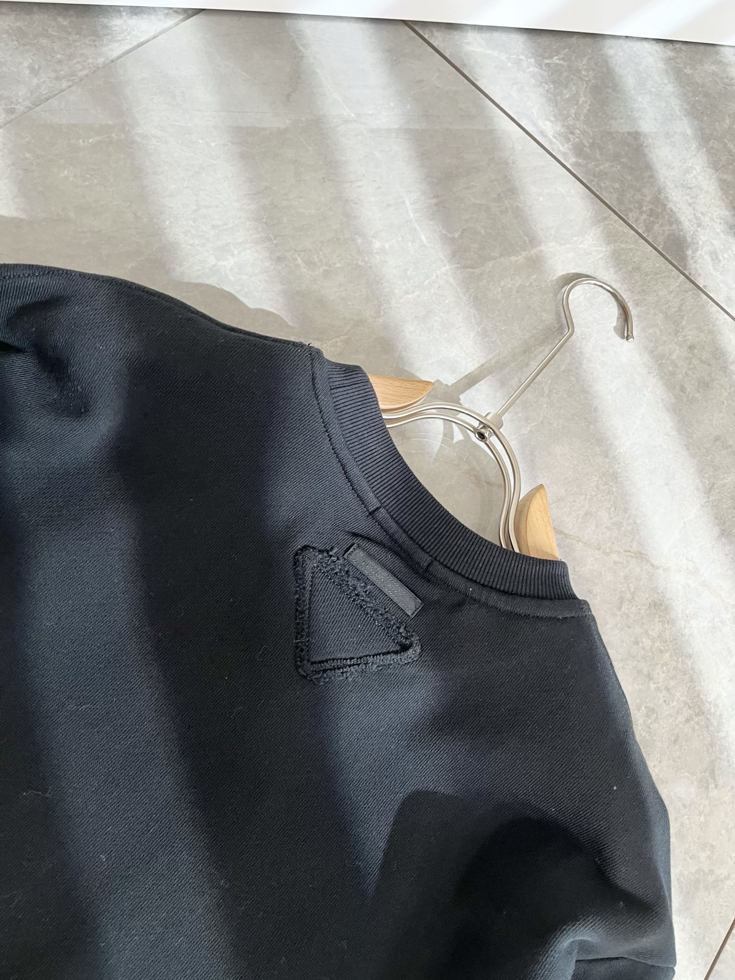 PRAD*A普*达2025秋冬新款男女同款👫长袖卫衣，最新款全网独家首上！！~既经典有时尚百搭，谁不爱啊