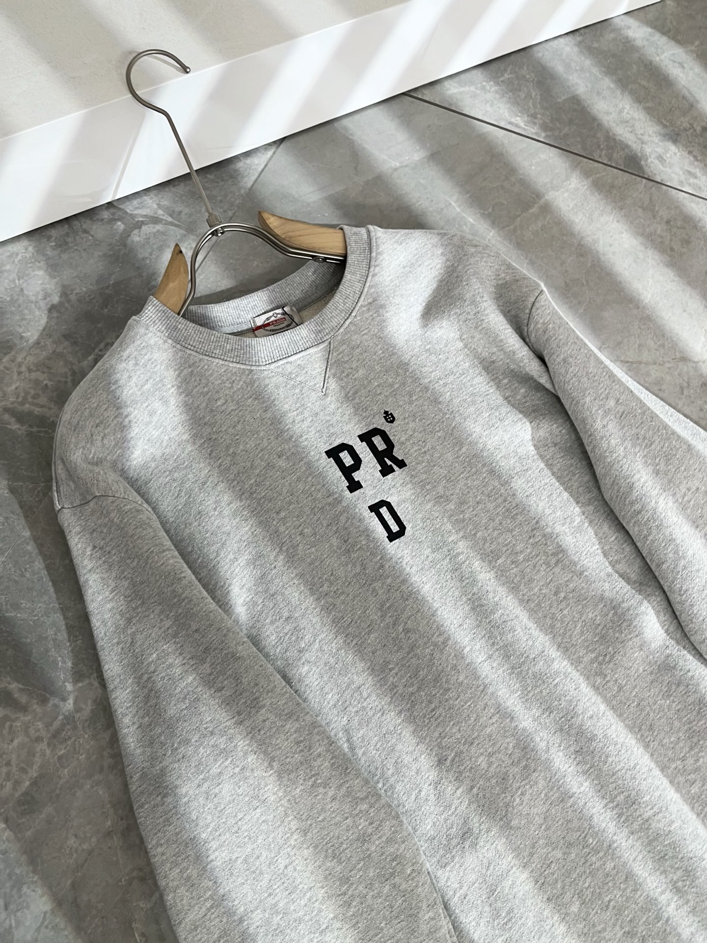 PRAD*A普*达2025秋冬新款男女同款👫长袖卫衣，最新款全网独家首上！！~既经典有时尚百搭，谁不爱啊