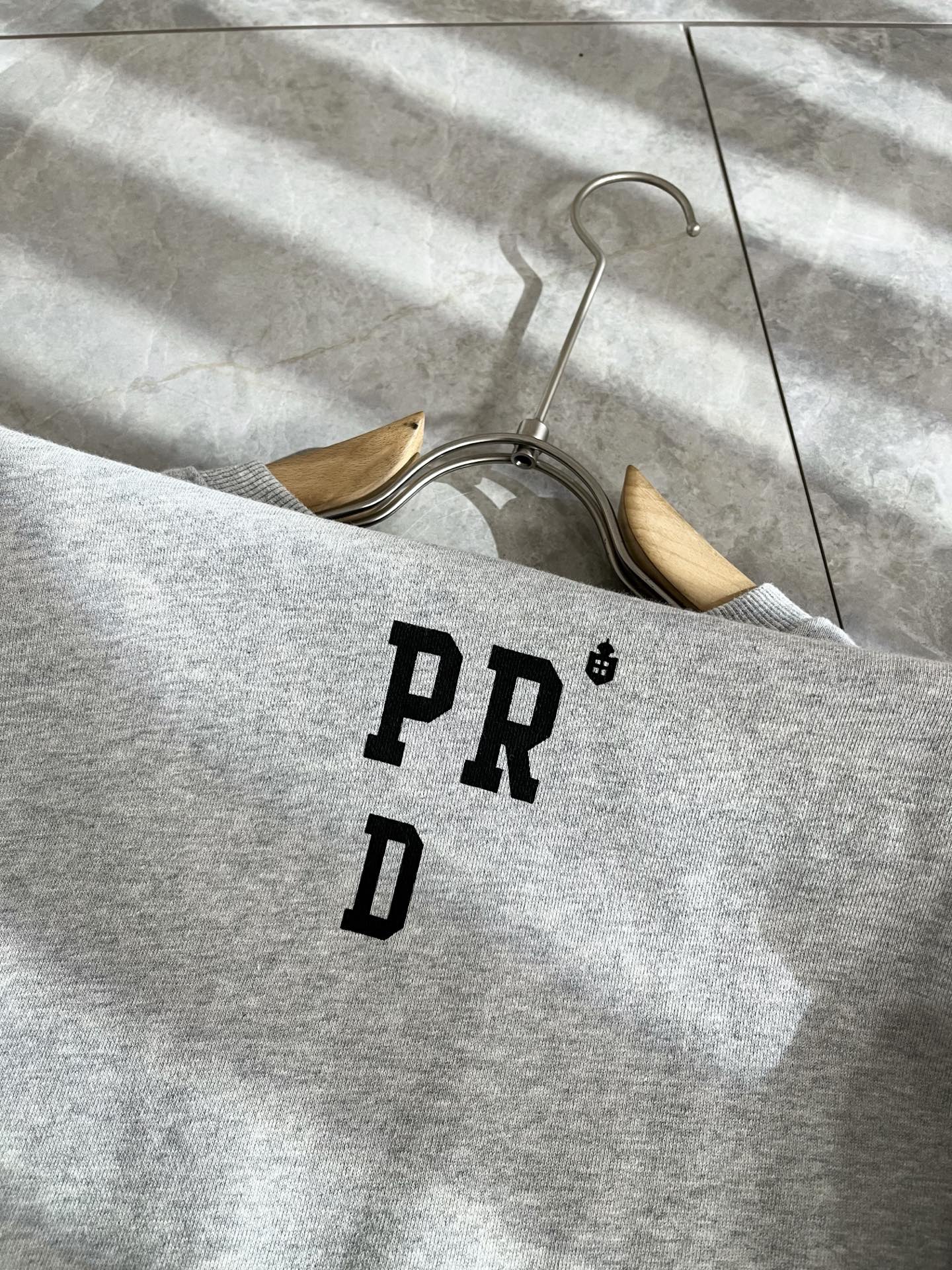 PRAD*A普*达2025秋冬新款男女同款👫长袖卫衣，最新款全网独家首上！！~既经典有时尚百搭，谁不爱啊