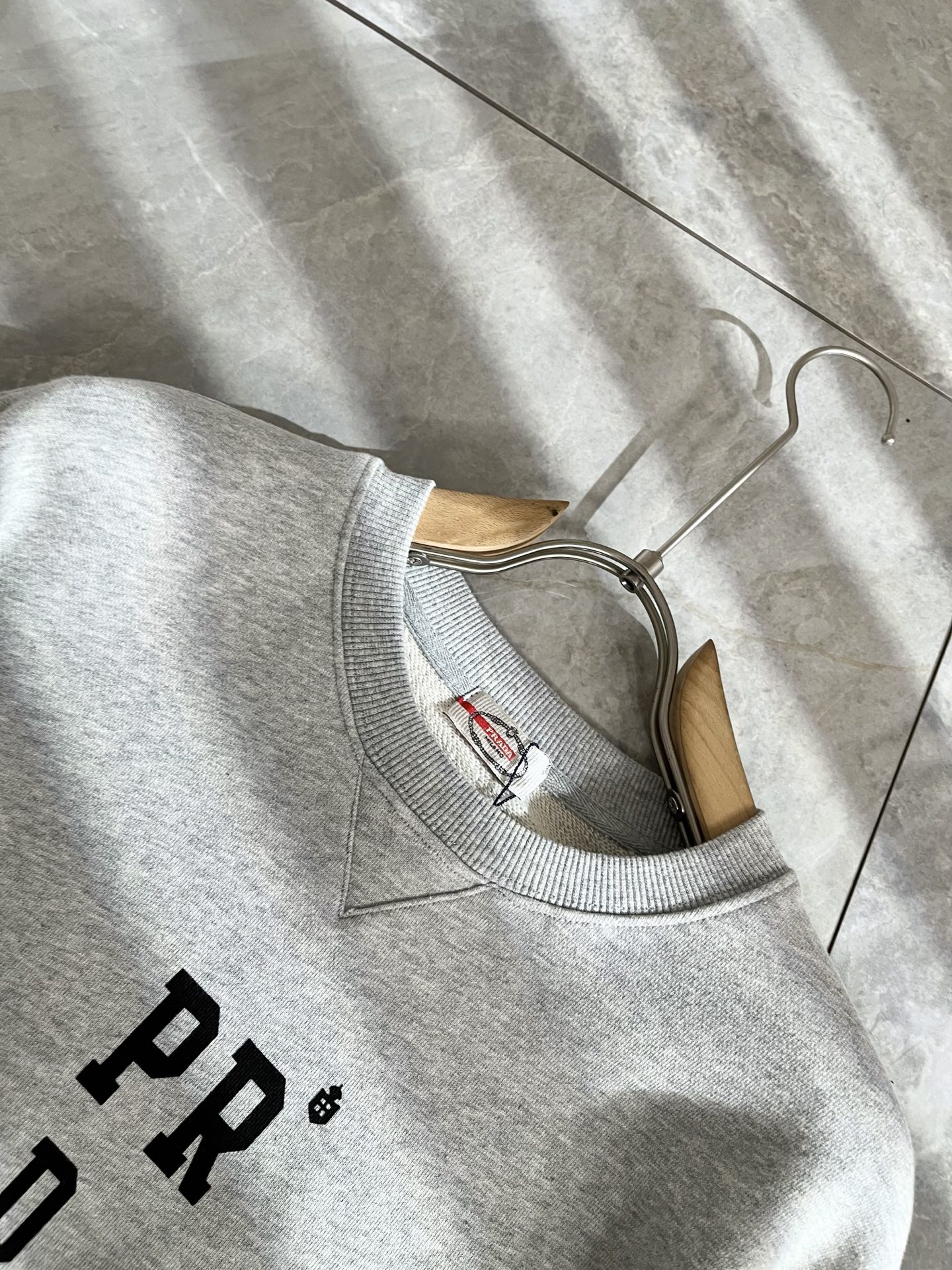 PRAD*A普*达2025秋冬新款男女同款👫长袖卫衣，最新款全网独家首上！！~既经典有时尚百搭，谁不爱啊