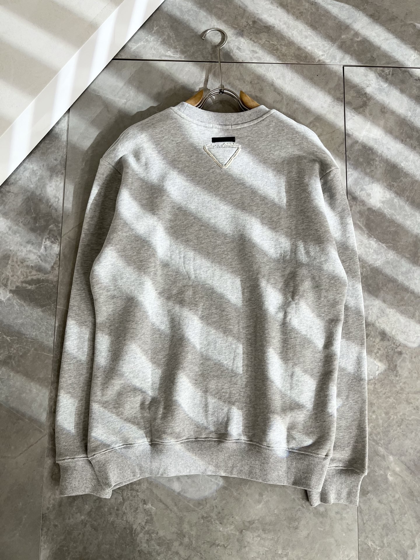 PRAD*A普*达2025秋冬新款男女同款👫长袖卫衣，最新款全网独家首上！！~既经典有时尚百搭，谁不爱啊