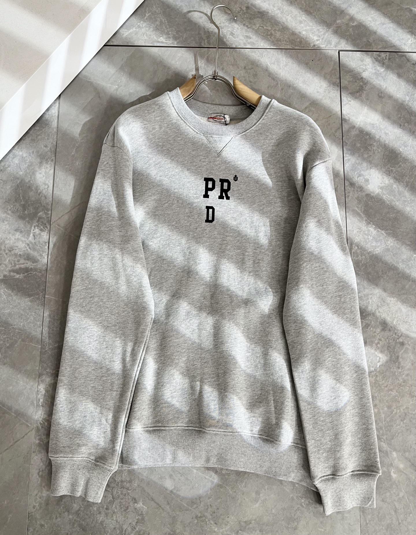 PRAD*A普*达2025秋冬新款男女同款👫长袖卫衣，最新款全网独家首上！！~既经典有时尚百搭，谁不爱啊