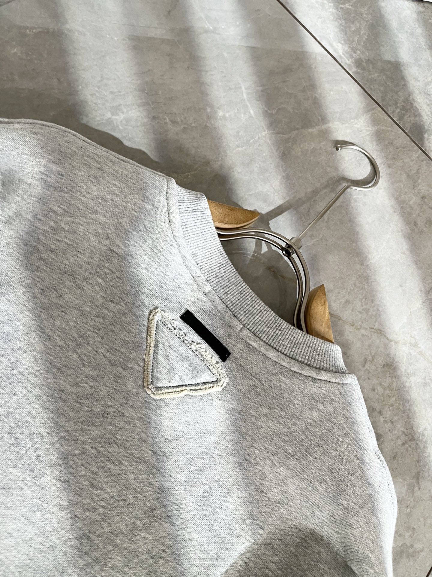 PRAD*A普*达2025秋冬新款男女同款👫长袖卫衣，最新款全网独家首上！！~既经典有时尚百搭，谁不爱啊