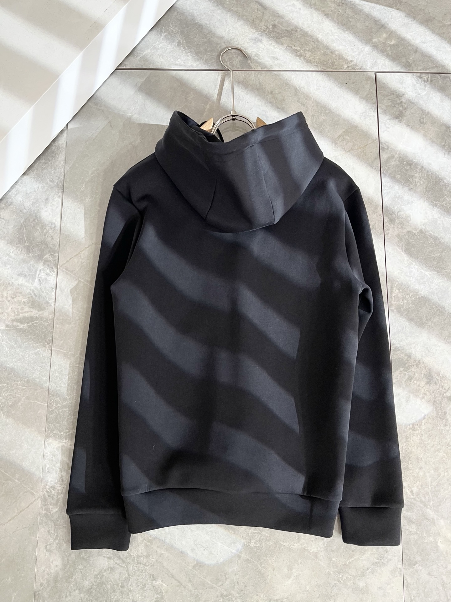 Alo2025秋冬全新系列单品上线，非常时髦前卫的一款男女同款👫连帽卫衣，标识logo图案刺绣修饰！区别