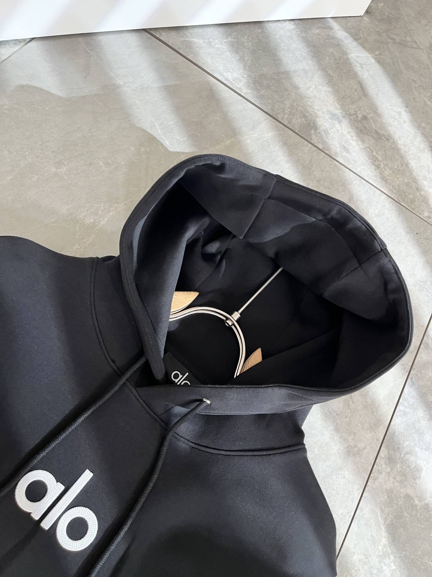 Alo2025秋冬全新系列单品上线，非常时髦前卫的一款男女同款👫连帽卫衣，标识logo图案刺绣修饰！区别