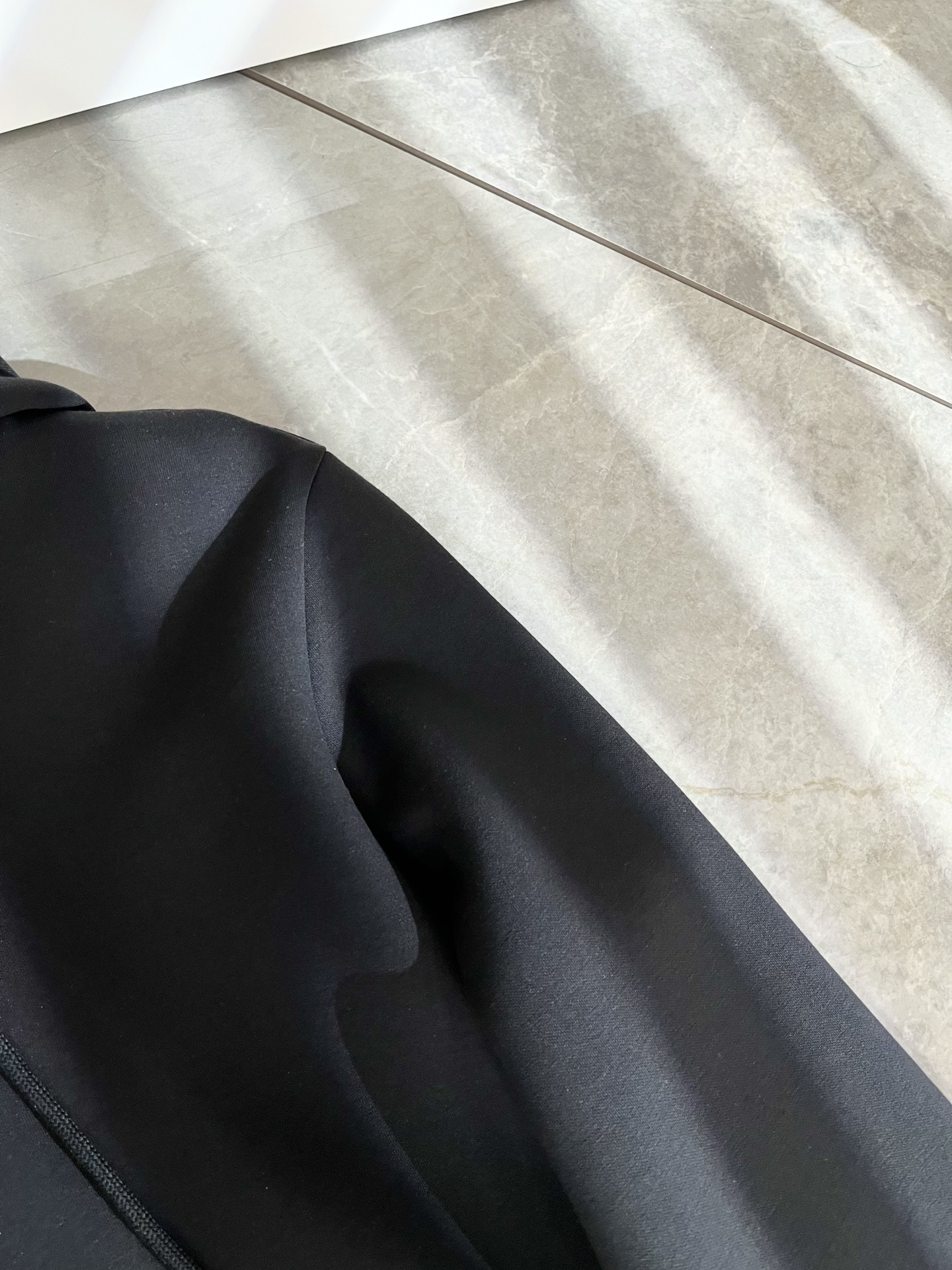 Alo2025秋冬全新系列单品上线，非常时髦前卫的一款男女同款👫连帽卫衣，标识logo图案刺绣修饰！区别