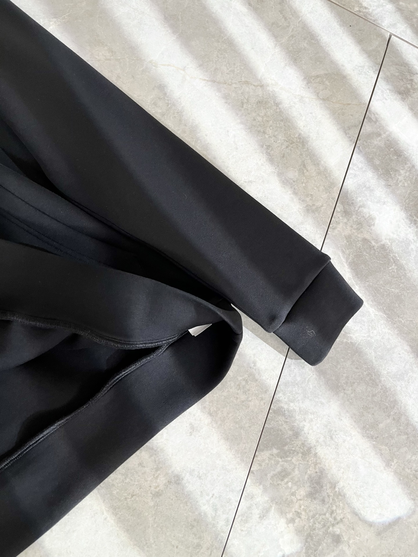 Alo2025秋冬全新系列单品上线，非常时髦前卫的一款男女同款👫连帽卫衣，标识logo图案刺绣修饰！区别