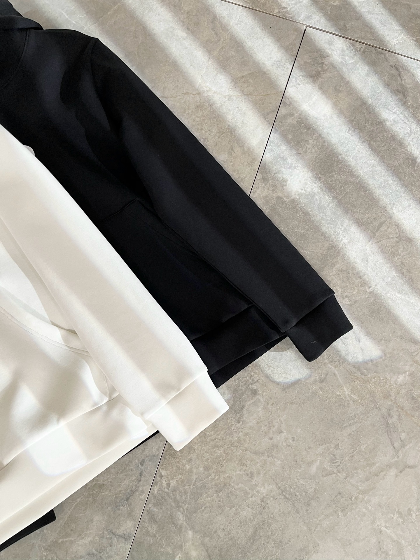 Alo2025秋冬全新系列单品上线，非常时髦前卫的一款男女同款👫连帽卫衣，标识logo图案刺绣修饰！区别