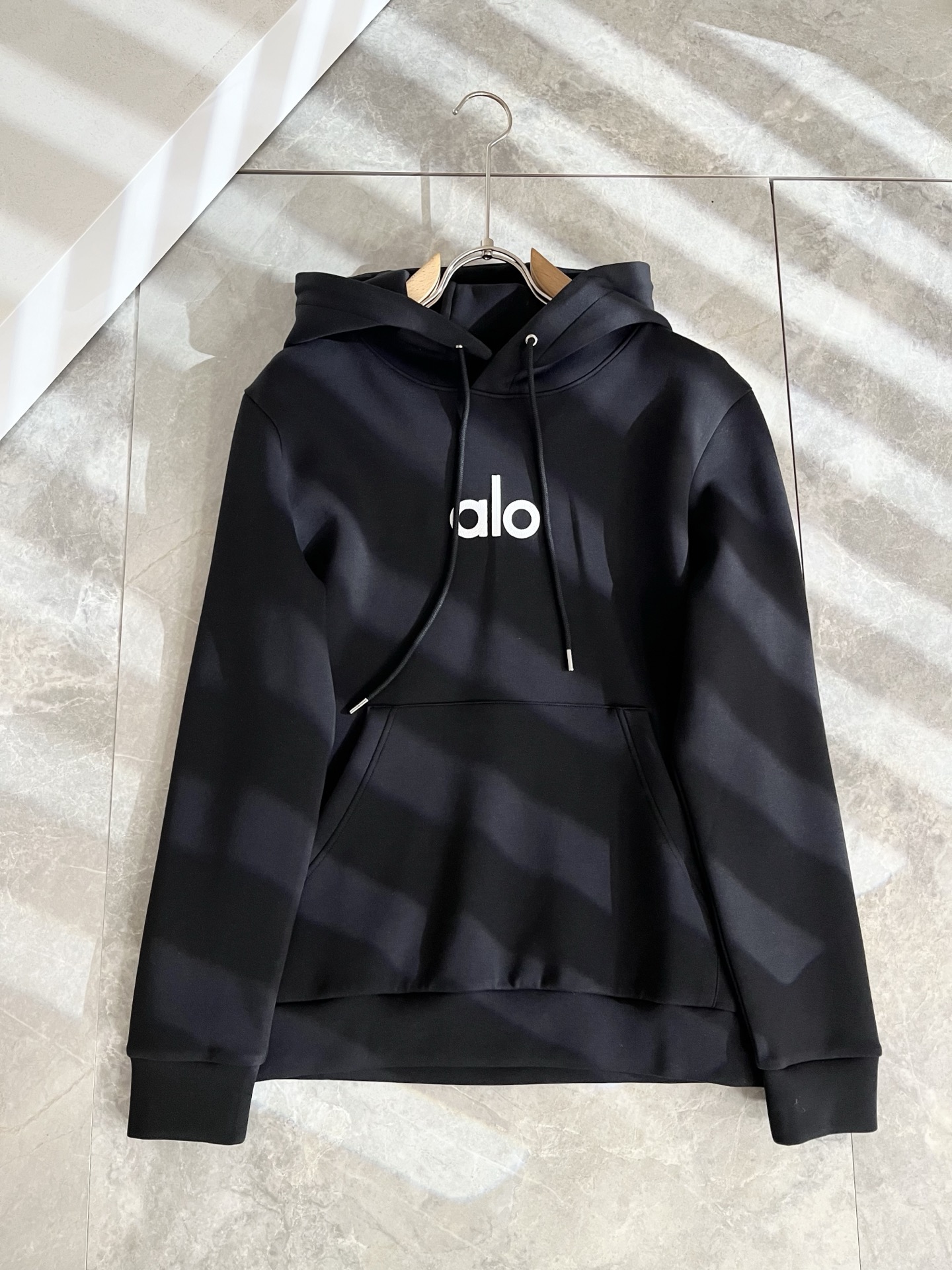 Alo2025秋冬全新系列单品上线，非常时髦前卫的一款男女同款👫连帽卫衣，标识logo图案刺绣修饰！区别