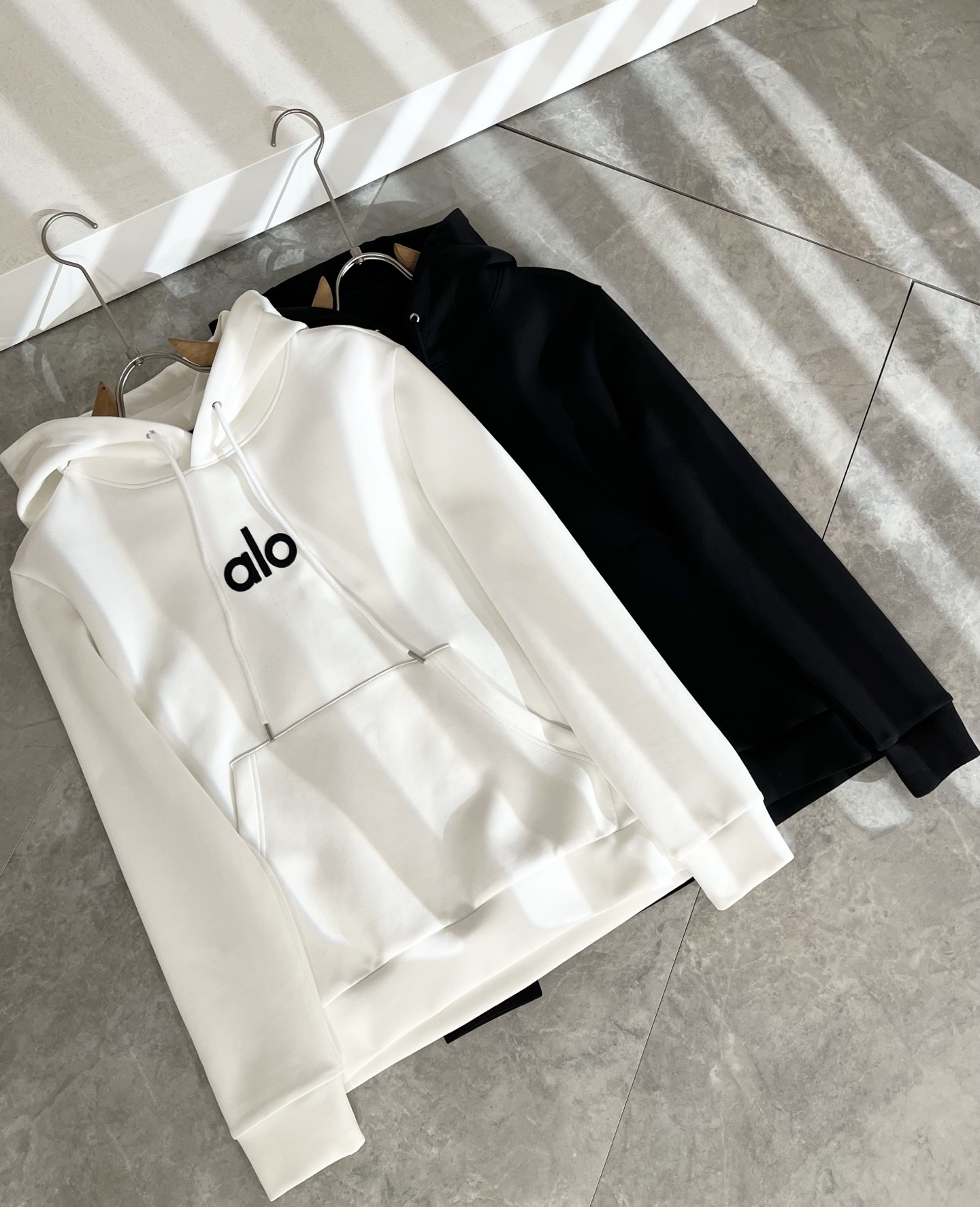 Alo2025秋冬全新系列单品上线，非常时髦前卫的一款男女同款👫连帽卫衣，标识logo图案刺绣修饰！区别