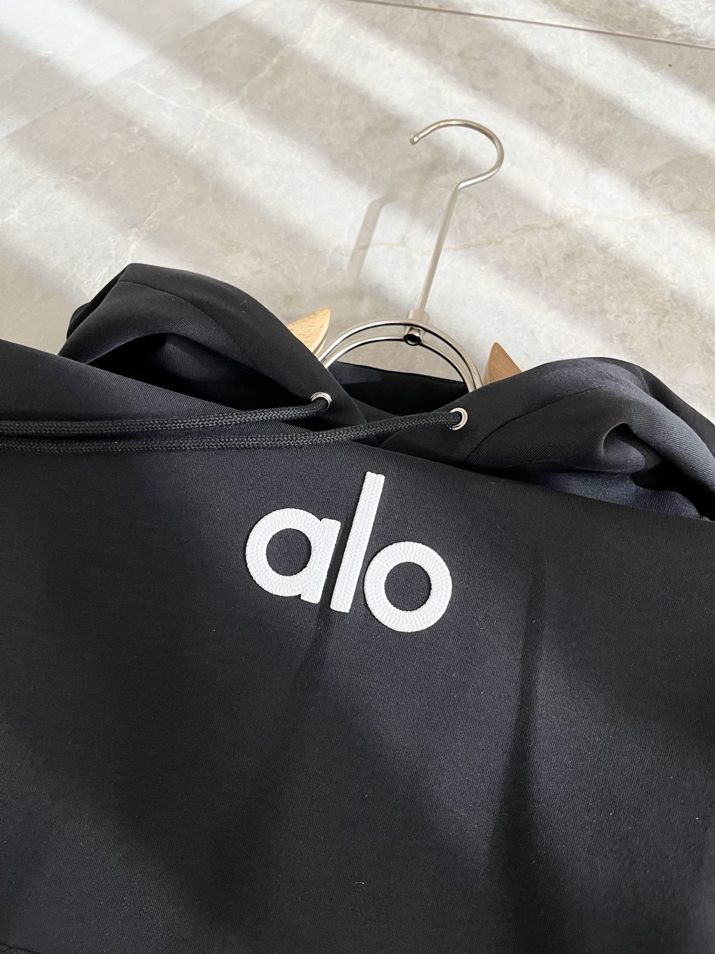 Alo2025秋冬全新系列单品上线，非常时髦前卫的一款男女同款👫连帽卫衣，标识logo图案刺绣修饰！区别