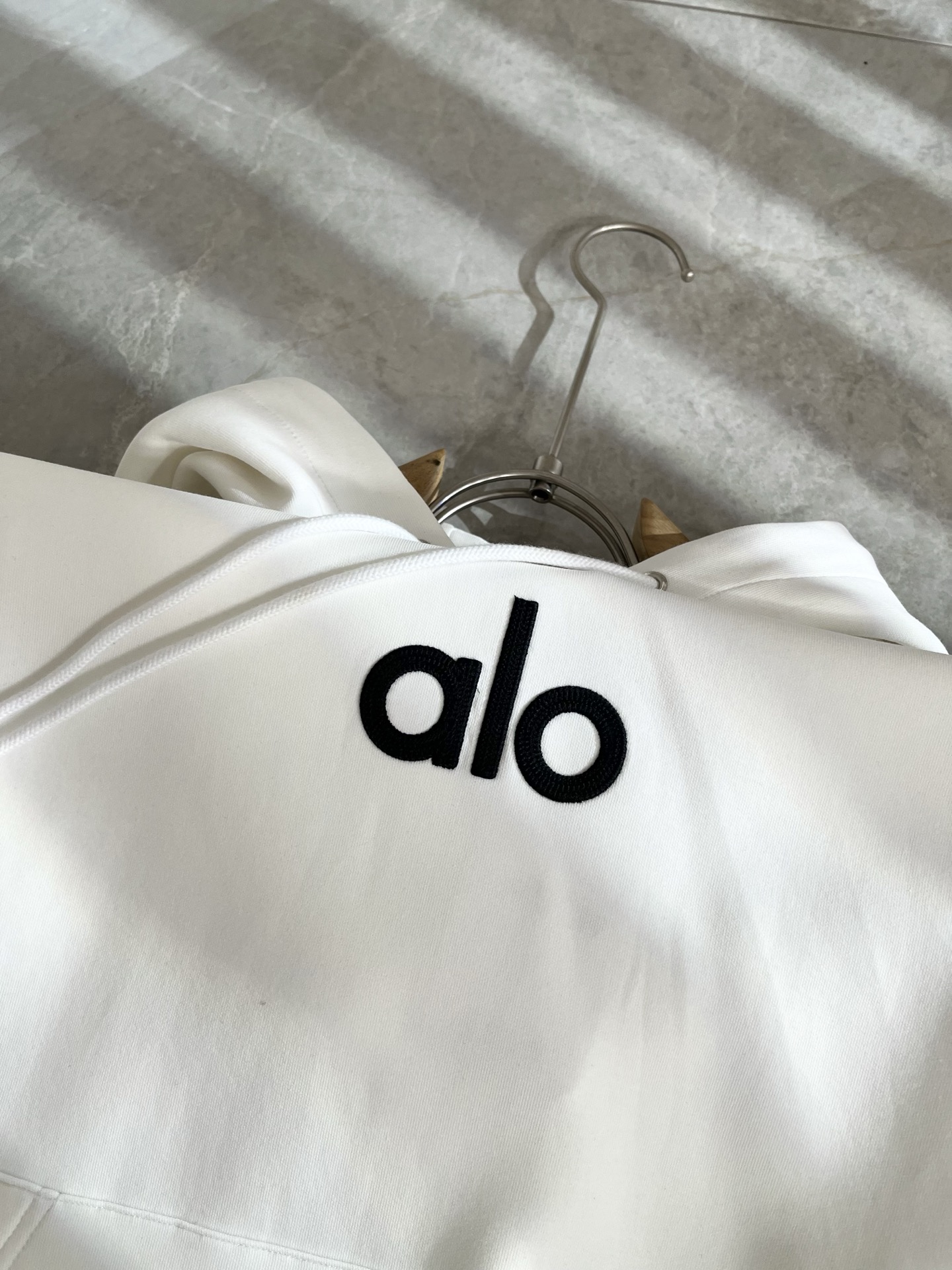 Alo2025秋冬全新系列单品上线，非常时髦前卫的一款男女同款👫连帽卫衣，标识logo图案刺绣修饰！区别