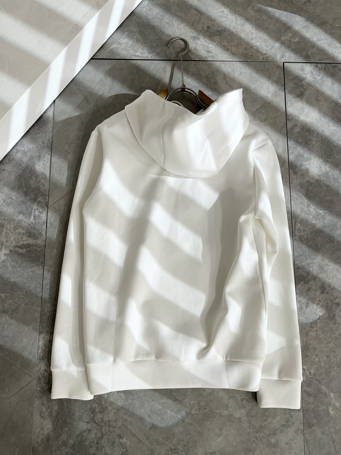 Alo2025秋冬全新系列单品上线，非常时髦前卫的一款男女同款👫连帽卫衣，标识logo图案刺绣修饰！区别