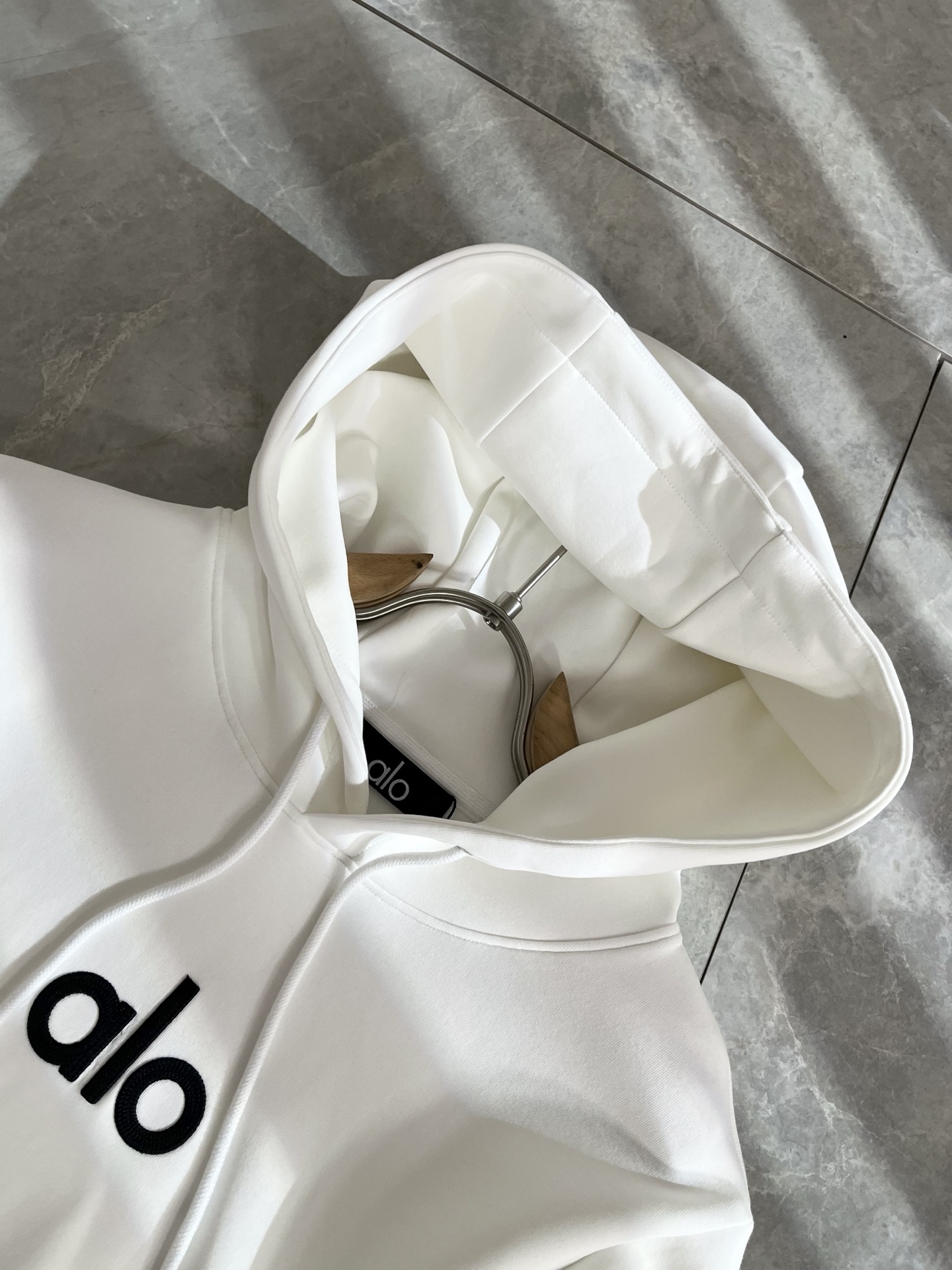 Alo2025秋冬全新系列单品上线，非常时髦前卫的一款男女同款👫连帽卫衣，标识logo图案刺绣修饰！区别