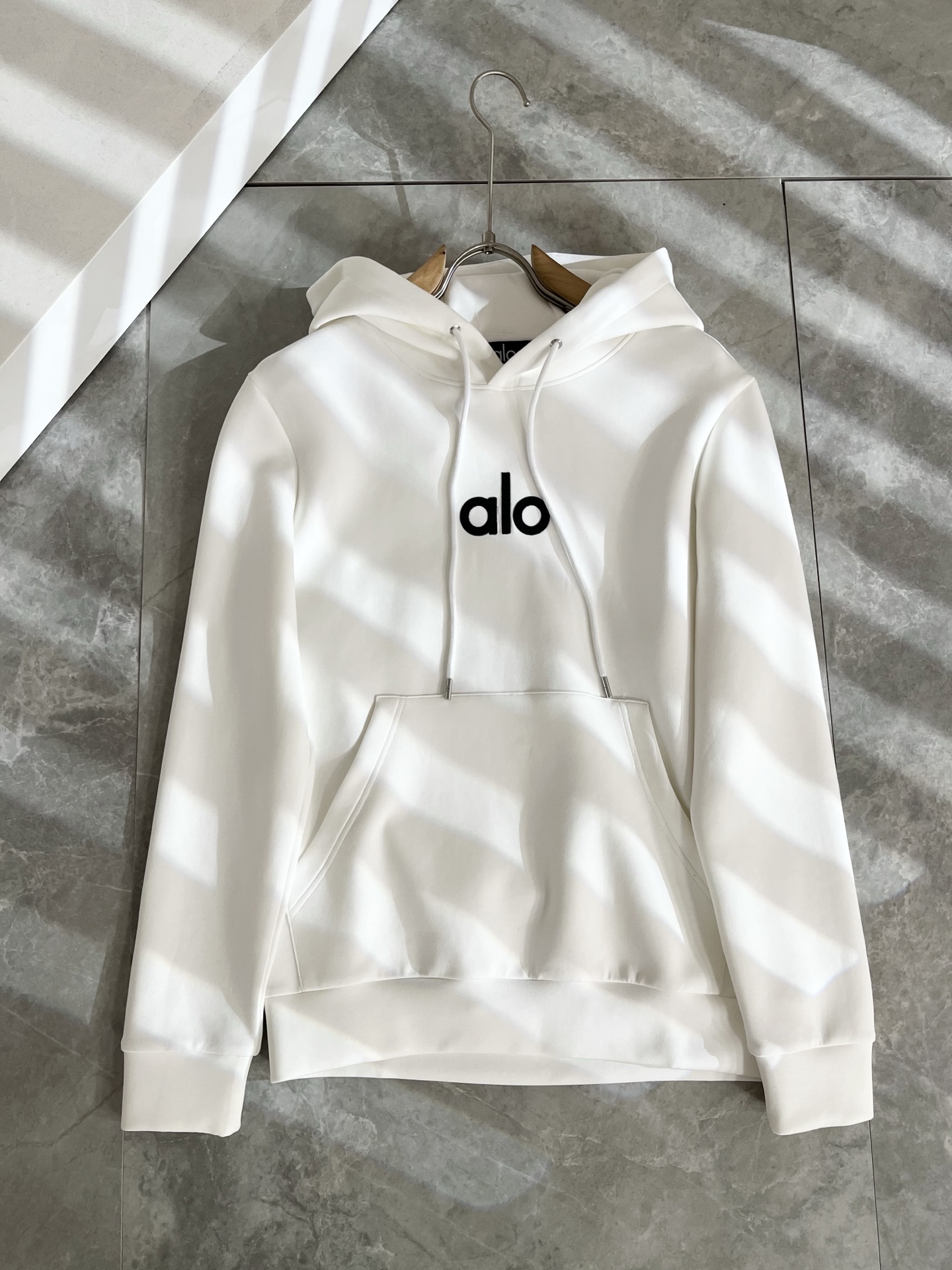 Alo2025秋冬全新系列单品上线，非常时髦前卫的一款男女同款👫连帽卫衣，标识logo图案刺绣修饰！区别