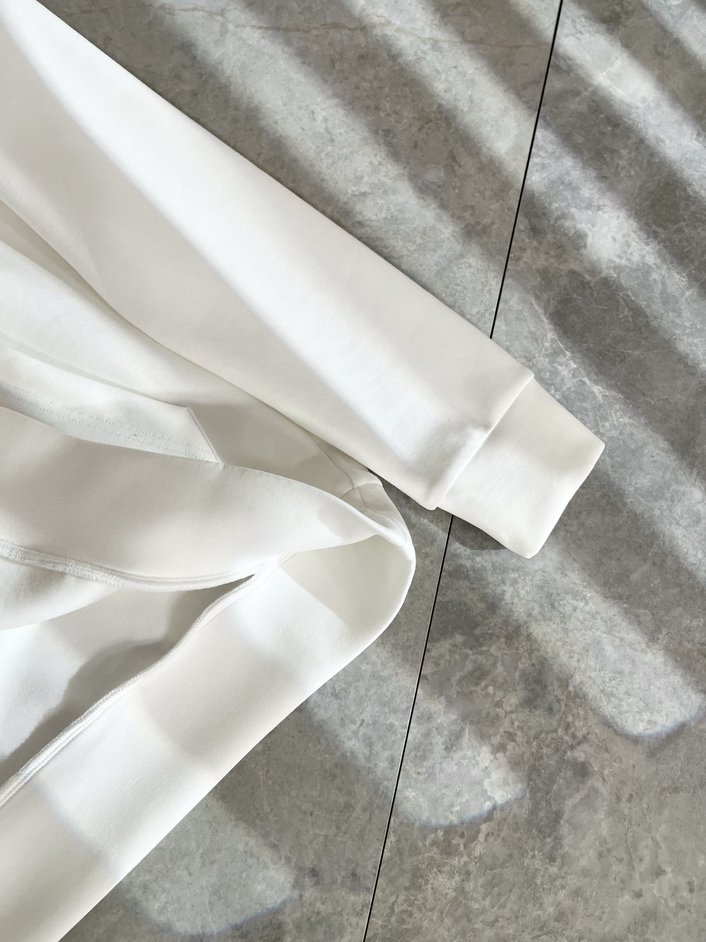 Alo2025秋冬全新系列单品上线，非常时髦前卫的一款男女同款👫连帽卫衣，标识logo图案刺绣修饰！区别