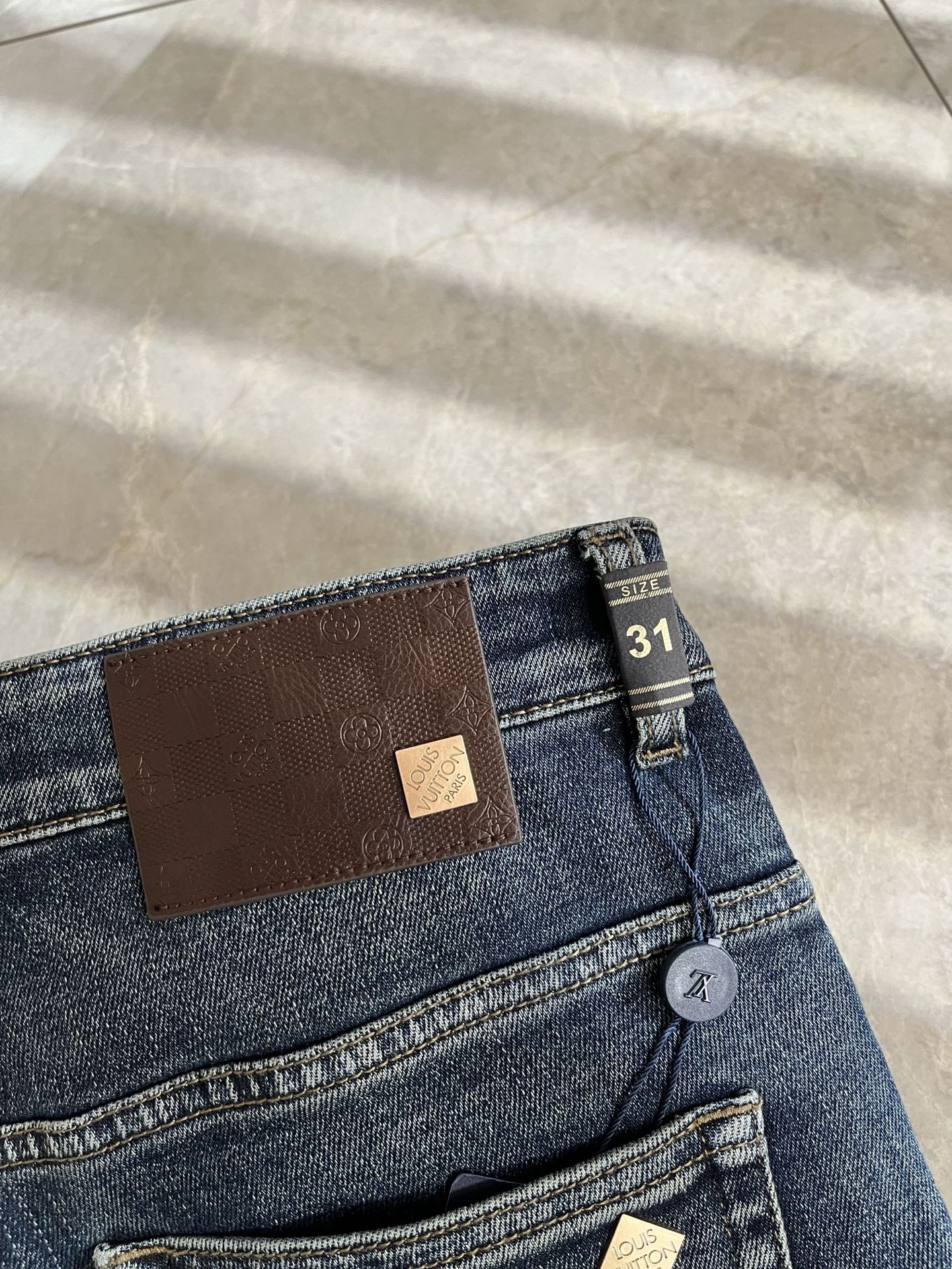 Louis Vuitto*路易*登2025秋冬新款男士经典水洗小直筒牛仔长裤。绝佳的上身性能，百搭之选，