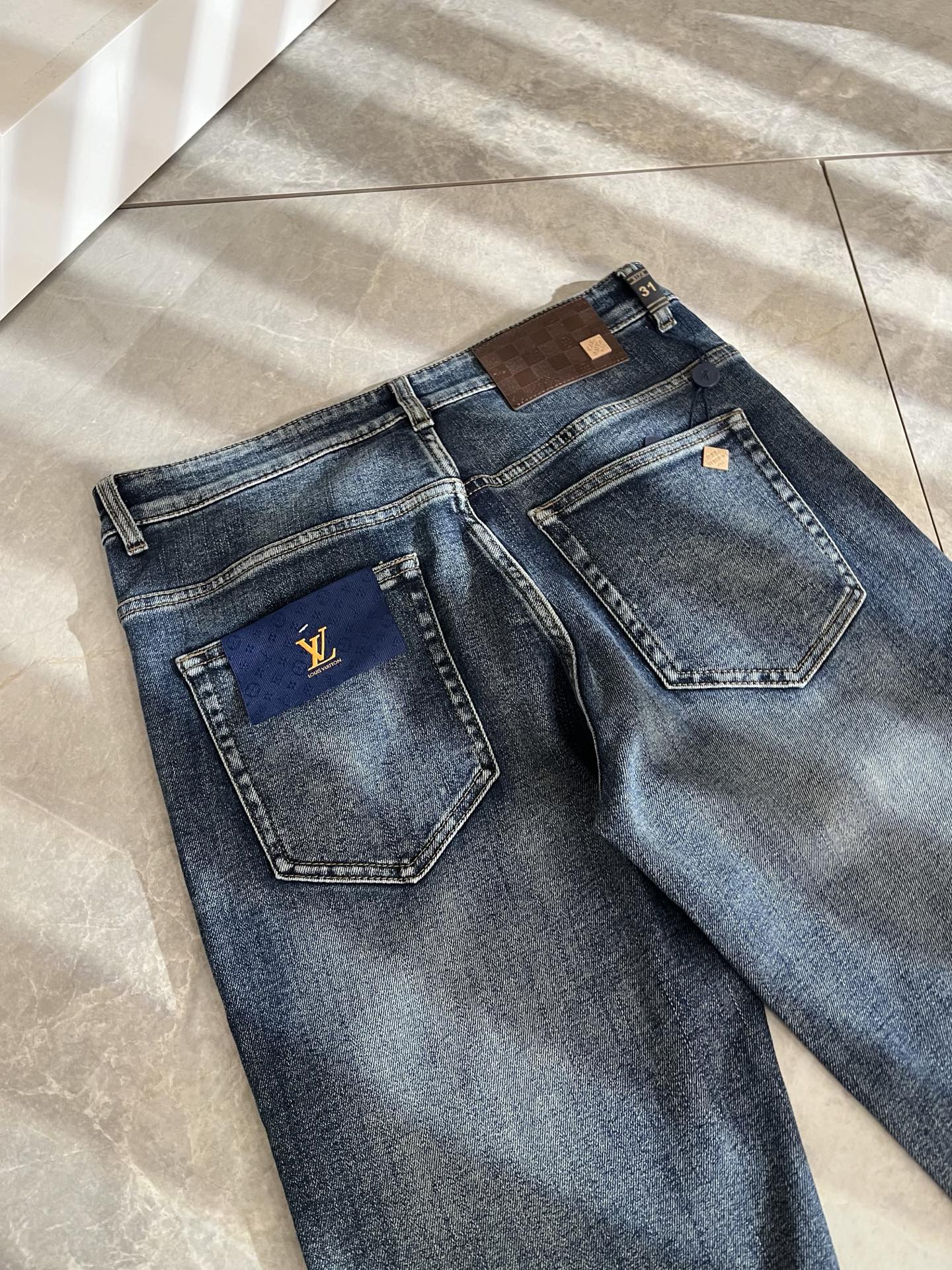 Louis Vuitto*路易*登2025秋冬新款男士经典水洗小直筒牛仔长裤。绝佳的上身性能，百搭之选，