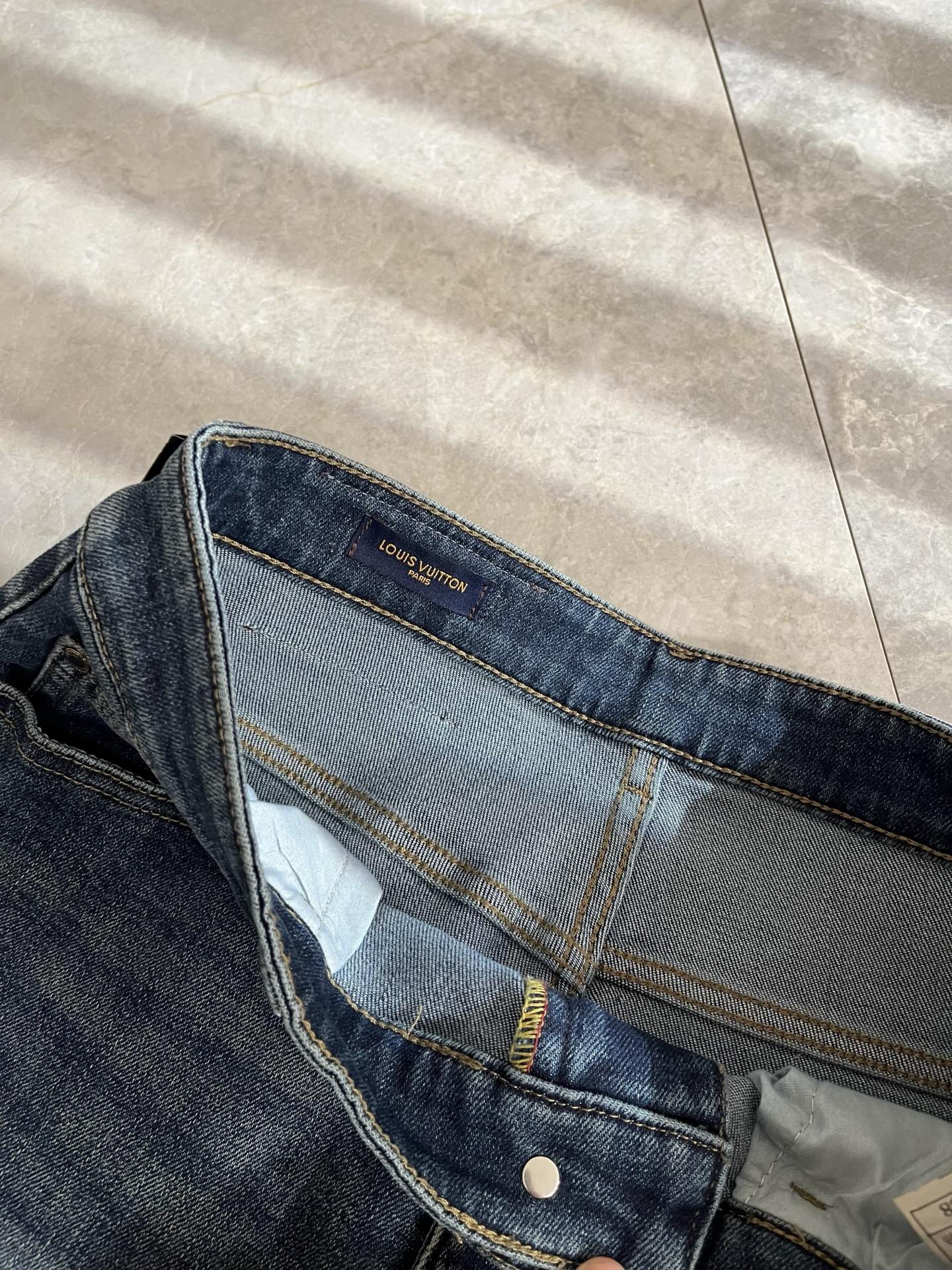 Louis Vuitto*路易*登2025秋冬新款男士经典水洗小直筒牛仔长裤。绝佳的上身性能，百搭之选，