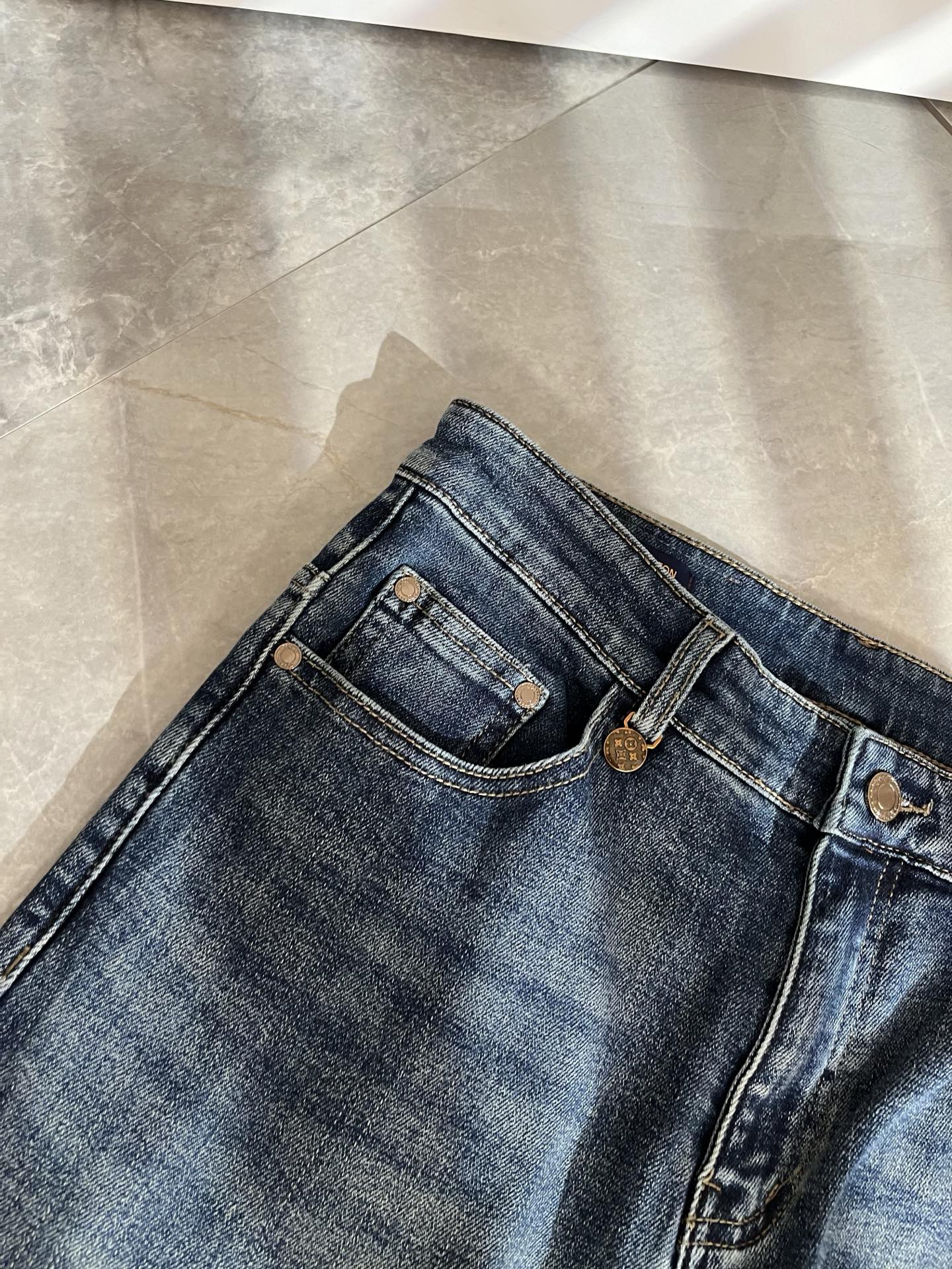 Louis Vuitto*路易*登2025秋冬新款男士经典水洗小直筒牛仔长裤。绝佳的上身性能，百搭之选，