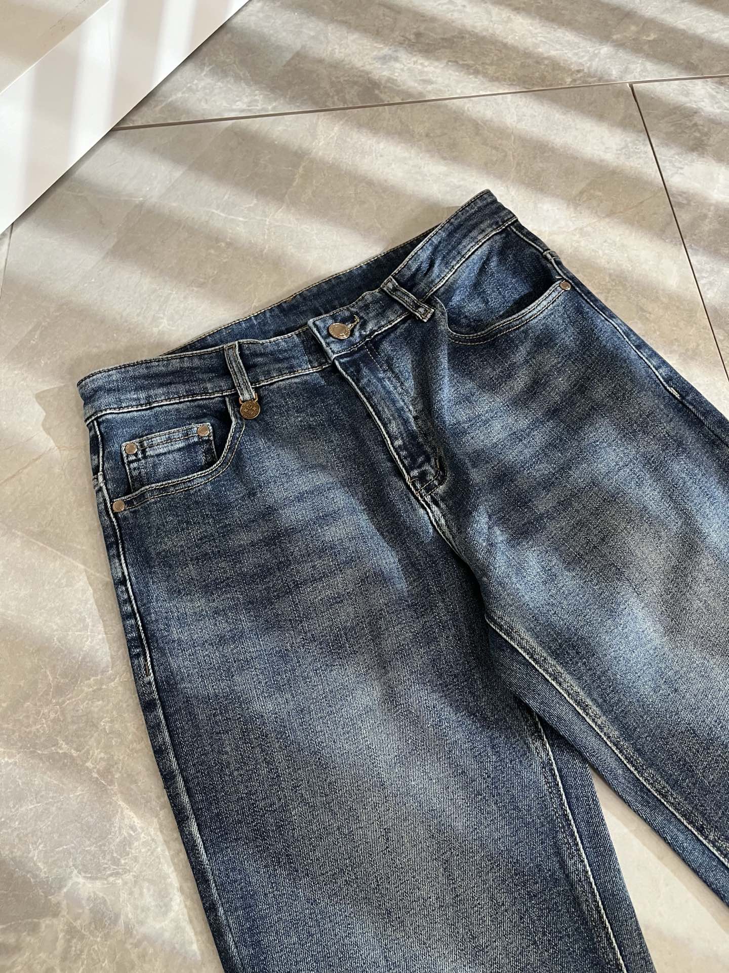 Louis Vuitto*路易*登2025秋冬新款男士经典水洗小直筒牛仔长裤。绝佳的上身性能，百搭之选，