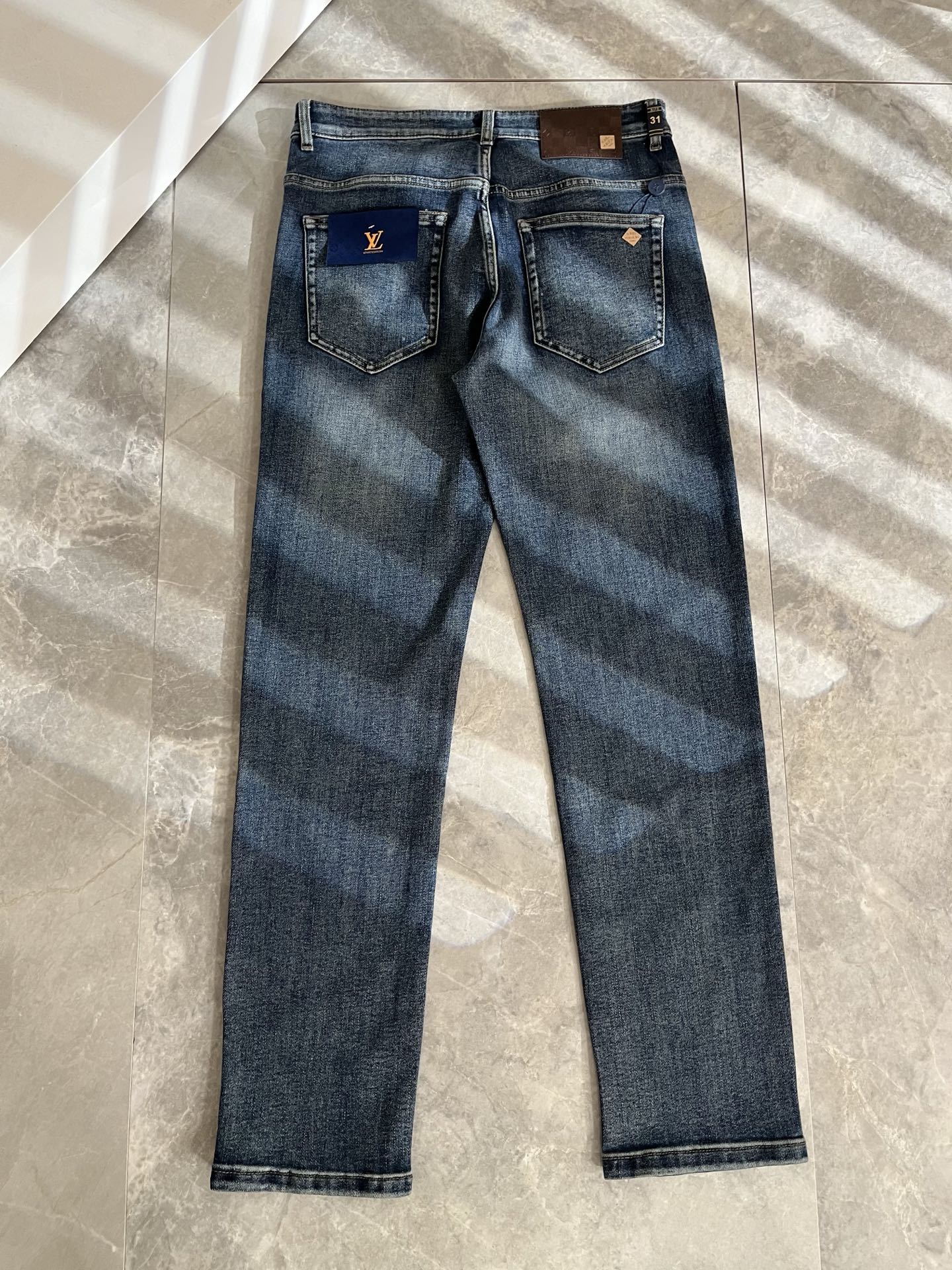 Louis Vuitto*路易*登2025秋冬新款男士经典水洗小直筒牛仔长裤。绝佳的上身性能，百搭之选，