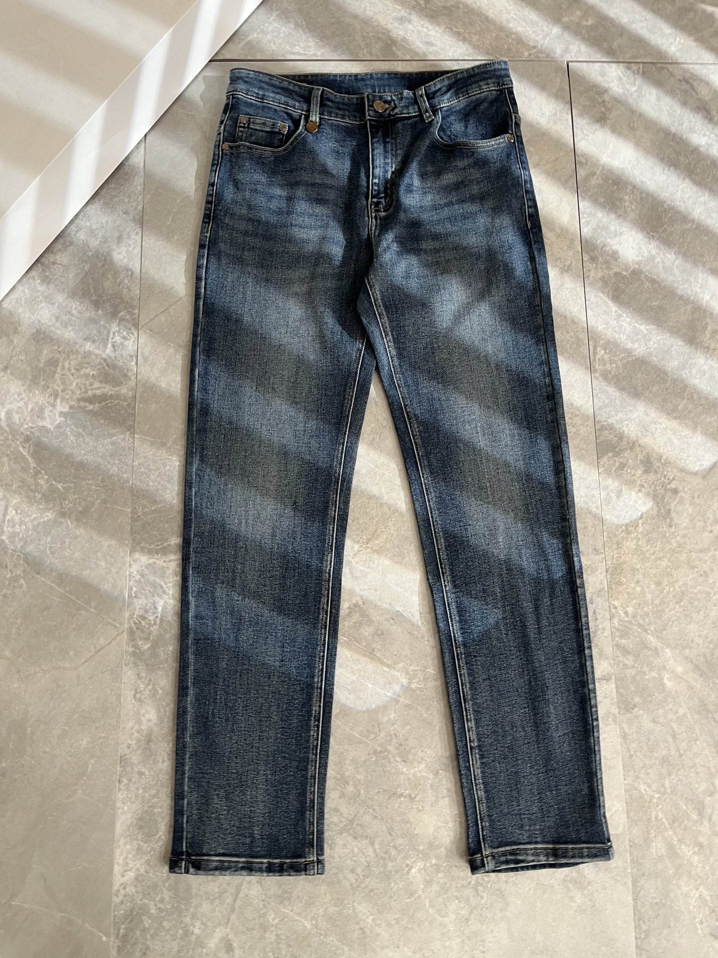 Louis Vuitto*路易*登2025秋冬新款男士经典水洗小直筒牛仔长裤。绝佳的上身性能，百搭之选，