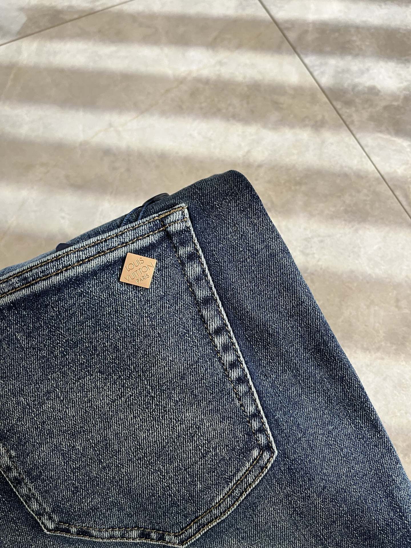 Louis Vuitto*路易*登2025秋冬新款男士经典水洗小直筒牛仔长裤。绝佳的上身性能，百搭之选，