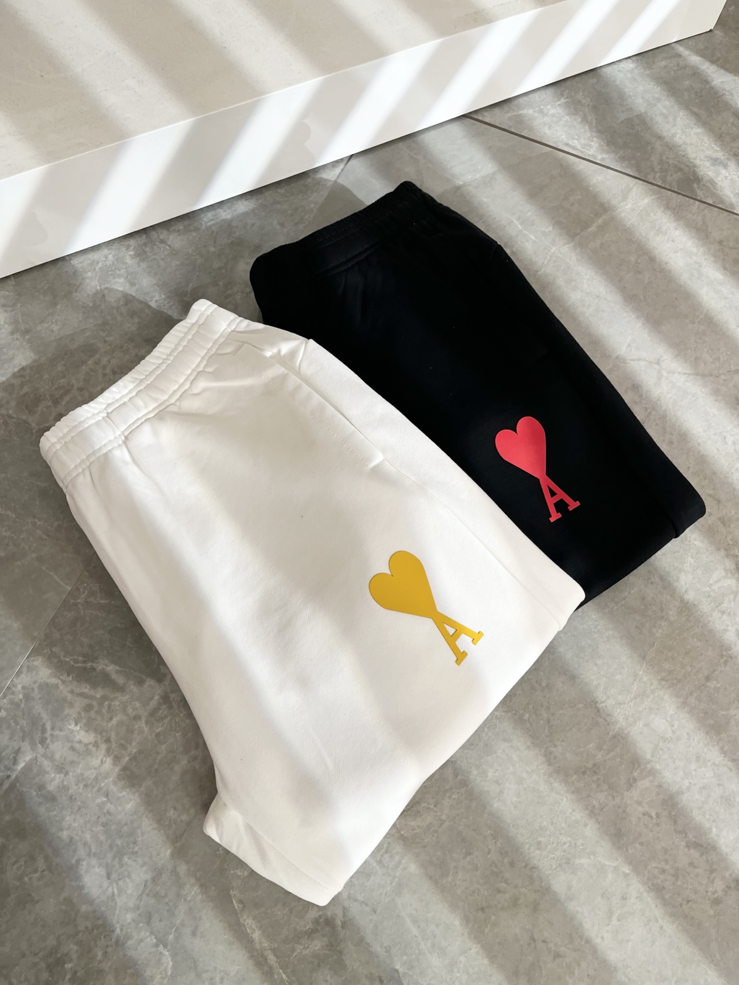 AMI 2025秋冬新款男女同款👫休闲裤，最新款全网独家首上！！~既经典有时尚百搭，谁不爱啊，将经典再次