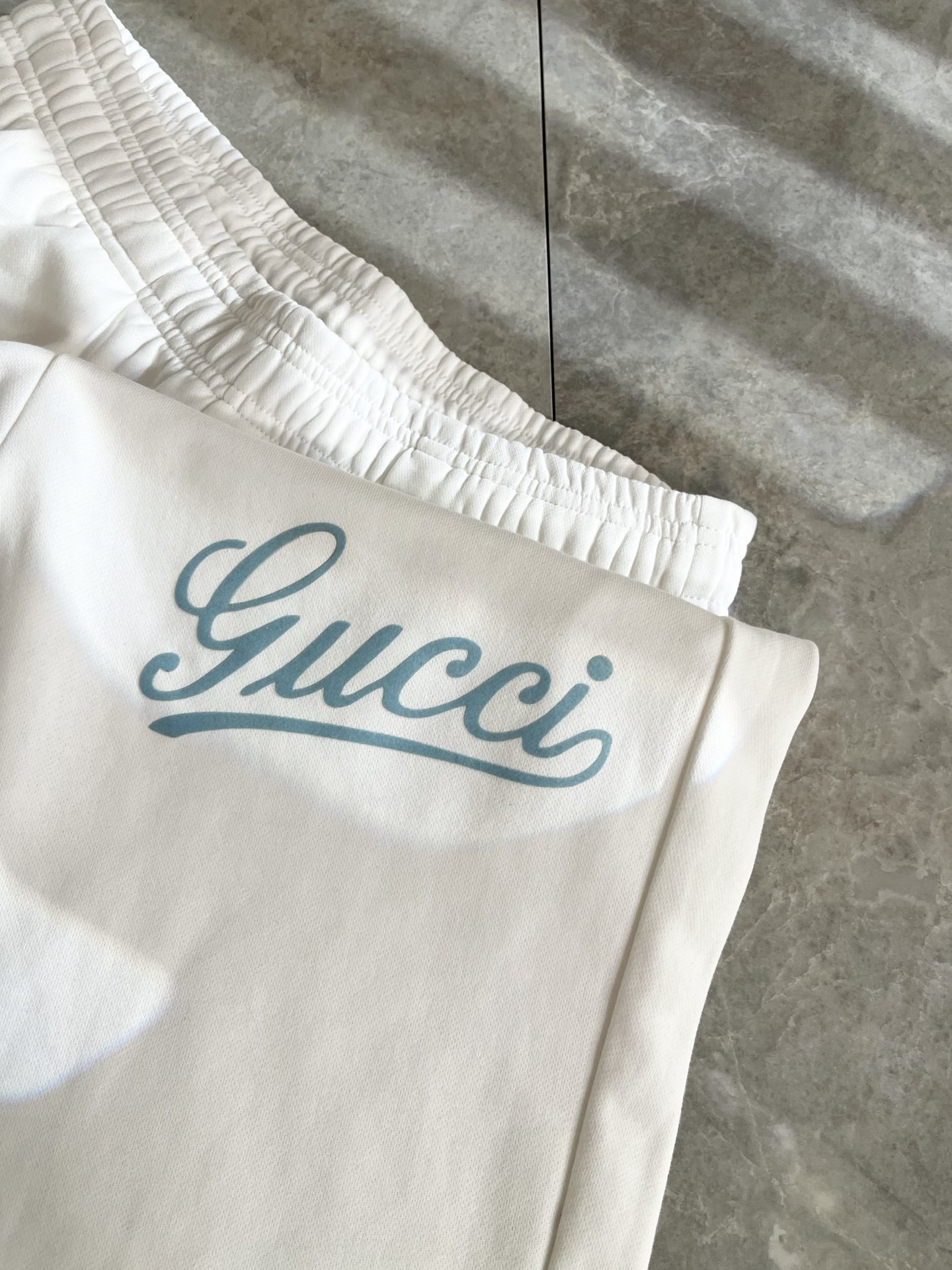 GUC*I古家2025秋冬百搭休闲裤，作为高奢潮牌G家经典款式，此款的风格可以说是完美无缺，设计LOGO