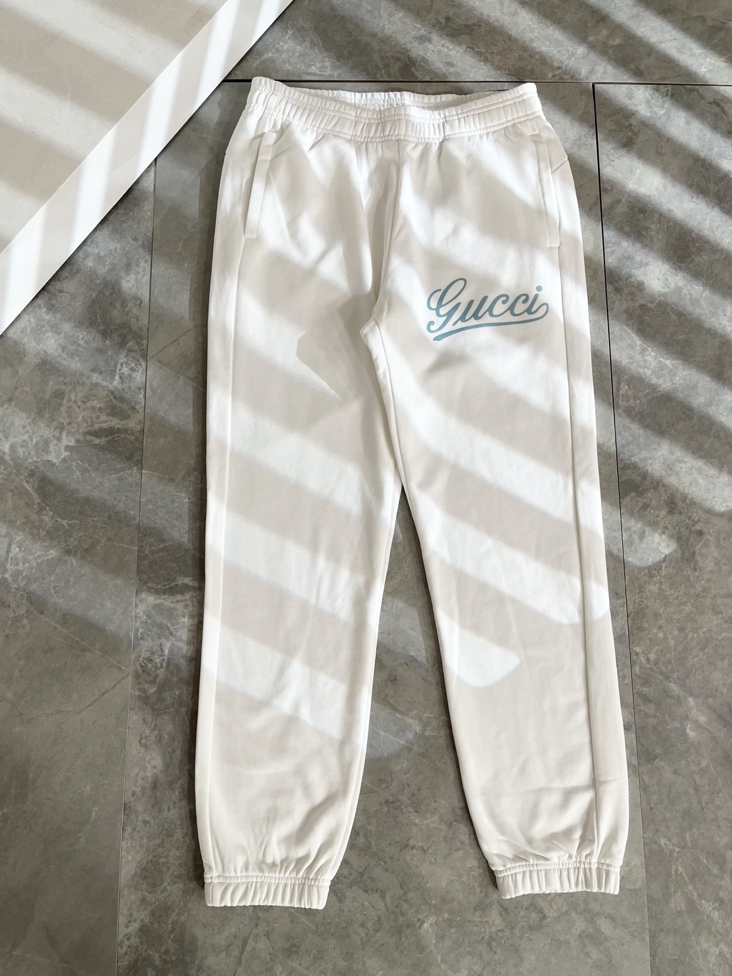 GUC*I古家2025秋冬百搭休闲裤，作为高奢潮牌G家经典款式，此款的风格可以说是完美无缺，设计LOGO