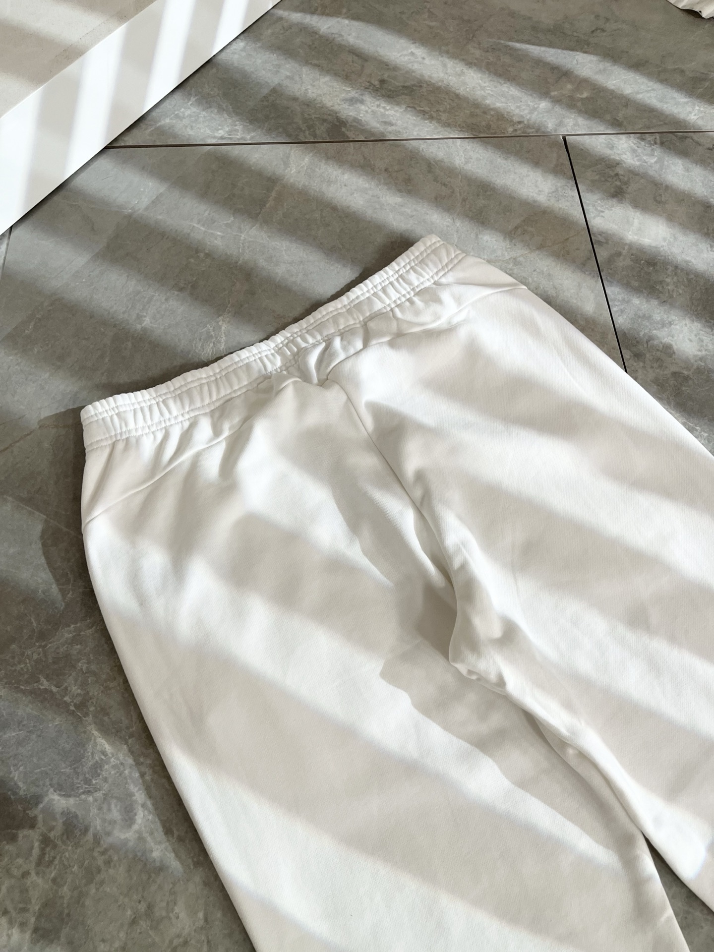 GUC*I古家2025秋冬百搭休闲裤，作为高奢潮牌G家经典款式，此款的风格可以说是完美无缺，设计LOGO