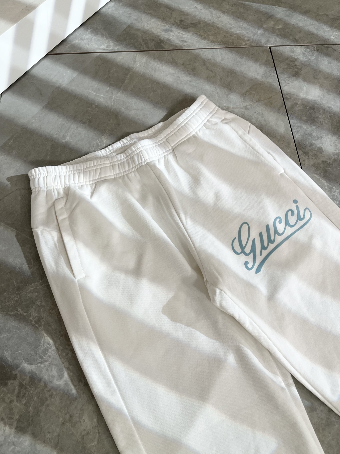 GUC*I古家2025秋冬百搭休闲裤，作为高奢潮牌G家经典款式，此款的风格可以说是完美无缺，设计LOGO