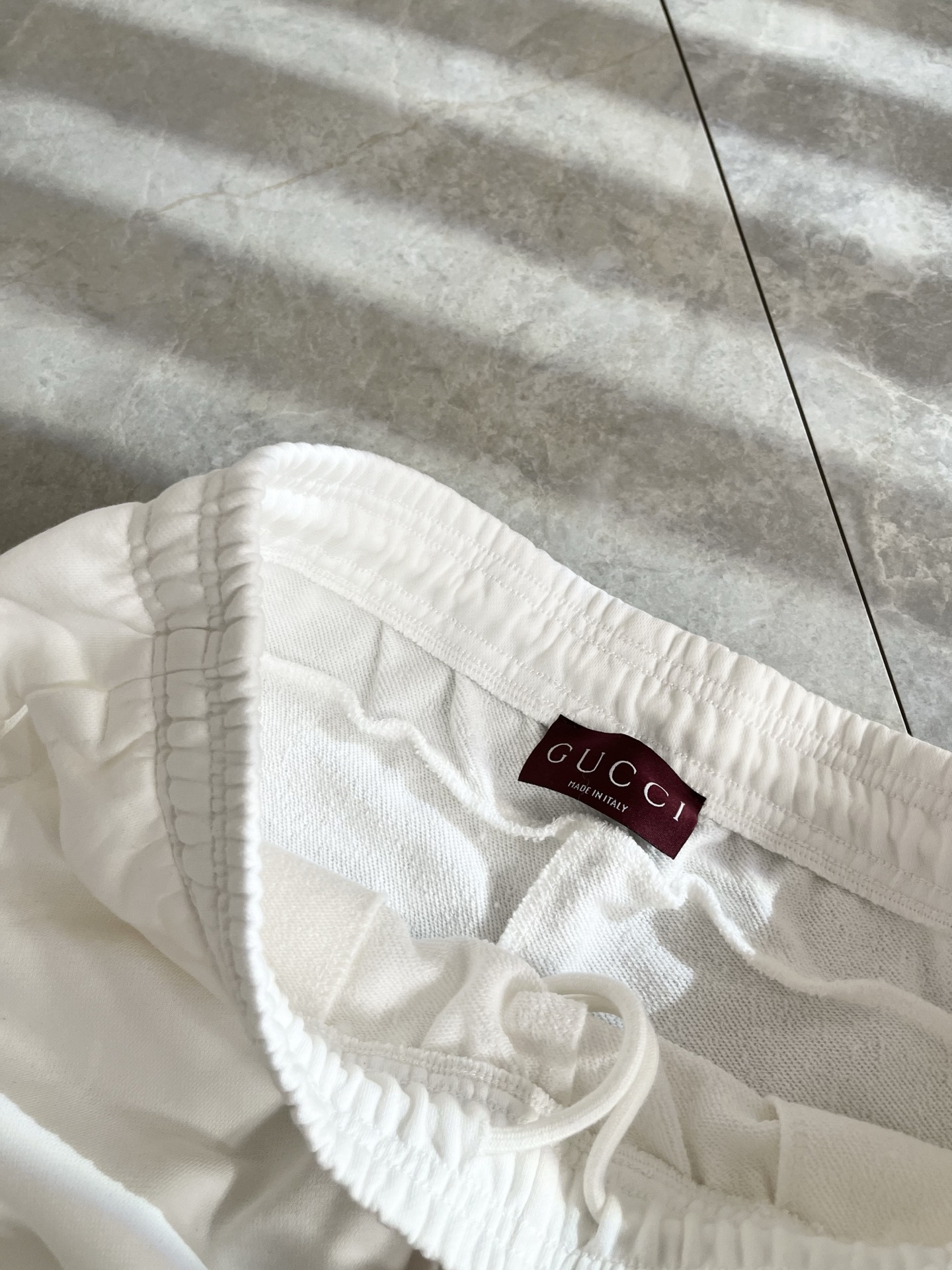 GUC*I古家2025秋冬百搭休闲裤，作为高奢潮牌G家经典款式，此款的风格可以说是完美无缺，设计LOGO