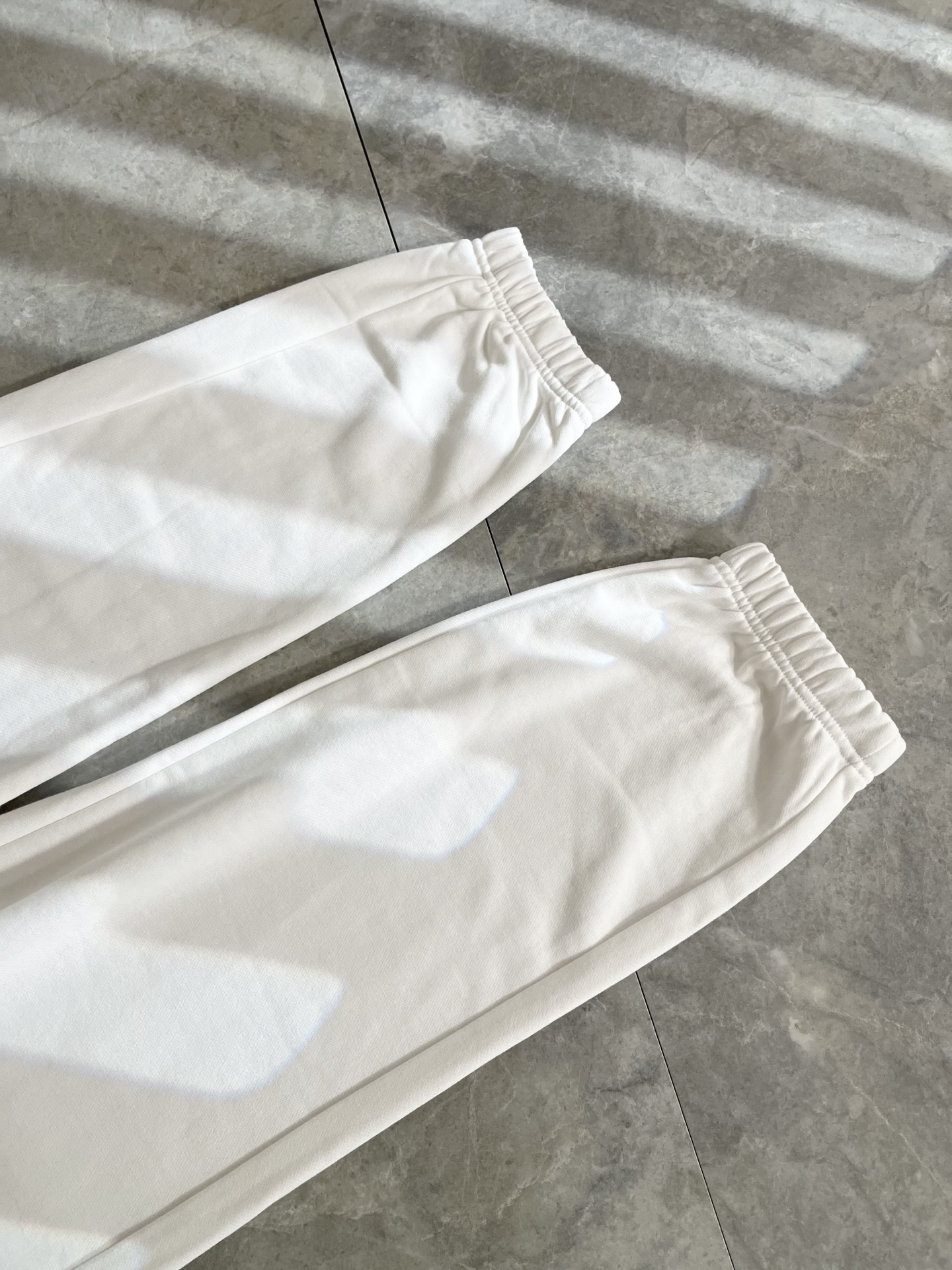 GUC*I古家2025秋冬百搭休闲裤，作为高奢潮牌G家经典款式，此款的风格可以说是完美无缺，设计LOGO