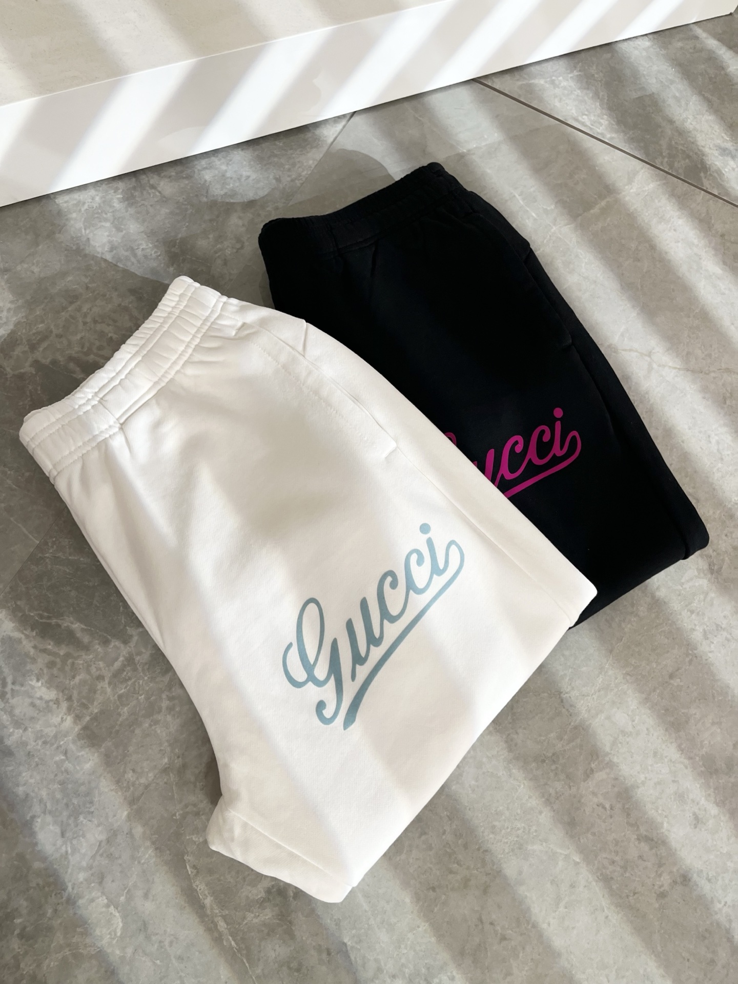 GUC*I古家2025秋冬百搭休闲裤，作为高奢潮牌G家经典款式，此款的风格可以说是完美无缺，设计LOGO