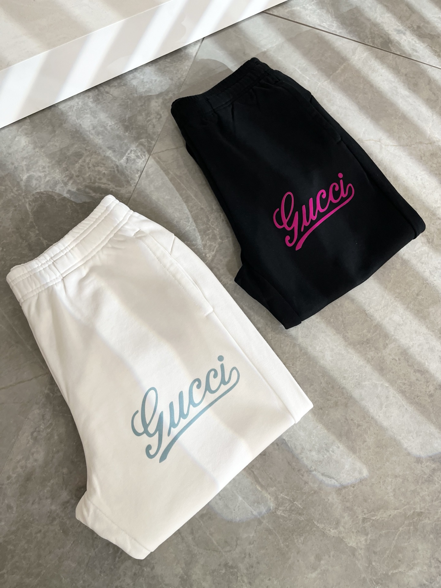 GUC*I古家2025秋冬百搭休闲裤，作为高奢潮牌G家经典款式，此款的风格可以说是完美无缺，设计LOGO