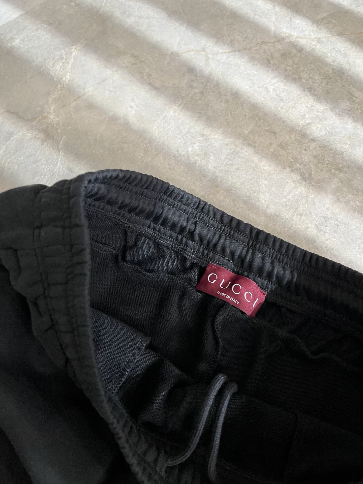 GUC*I古家2025秋冬百搭休闲裤，作为高奢潮牌G家经典款式，此款的风格可以说是完美无缺，设计LOGO