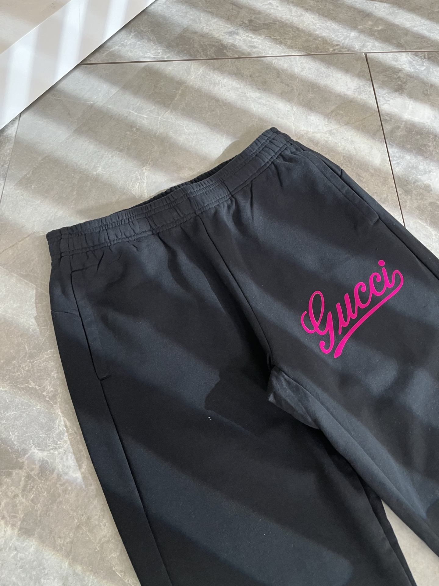 GUC*I古家2025秋冬百搭休闲裤，作为高奢潮牌G家经典款式，此款的风格可以说是完美无缺，设计LOGO