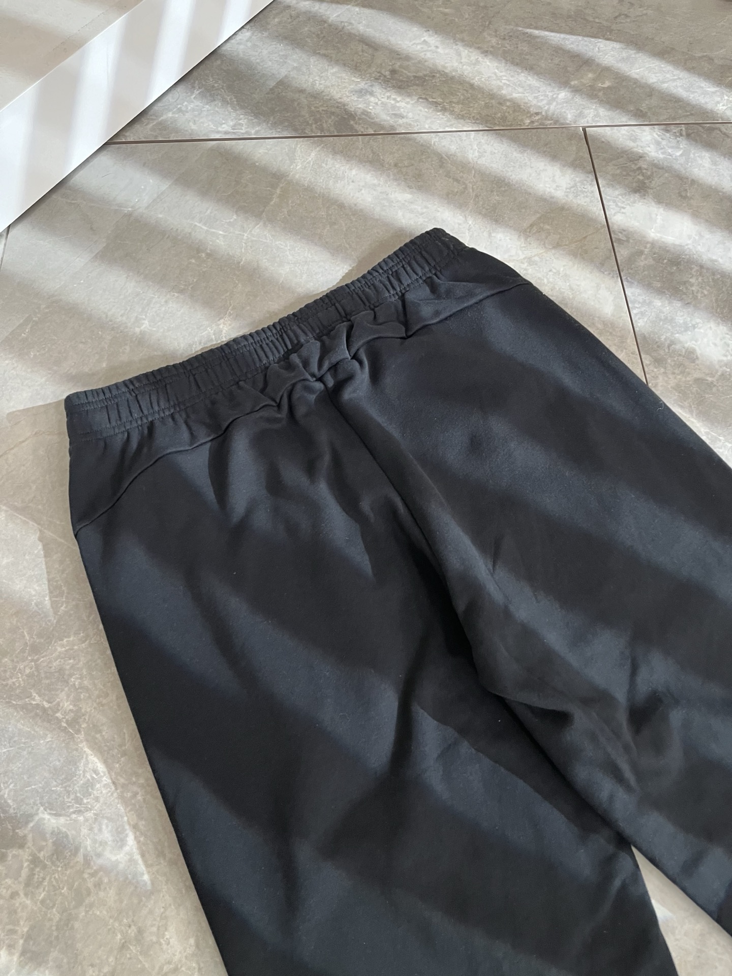 GUC*I古家2025秋冬百搭休闲裤，作为高奢潮牌G家经典款式，此款的风格可以说是完美无缺，设计LOGO