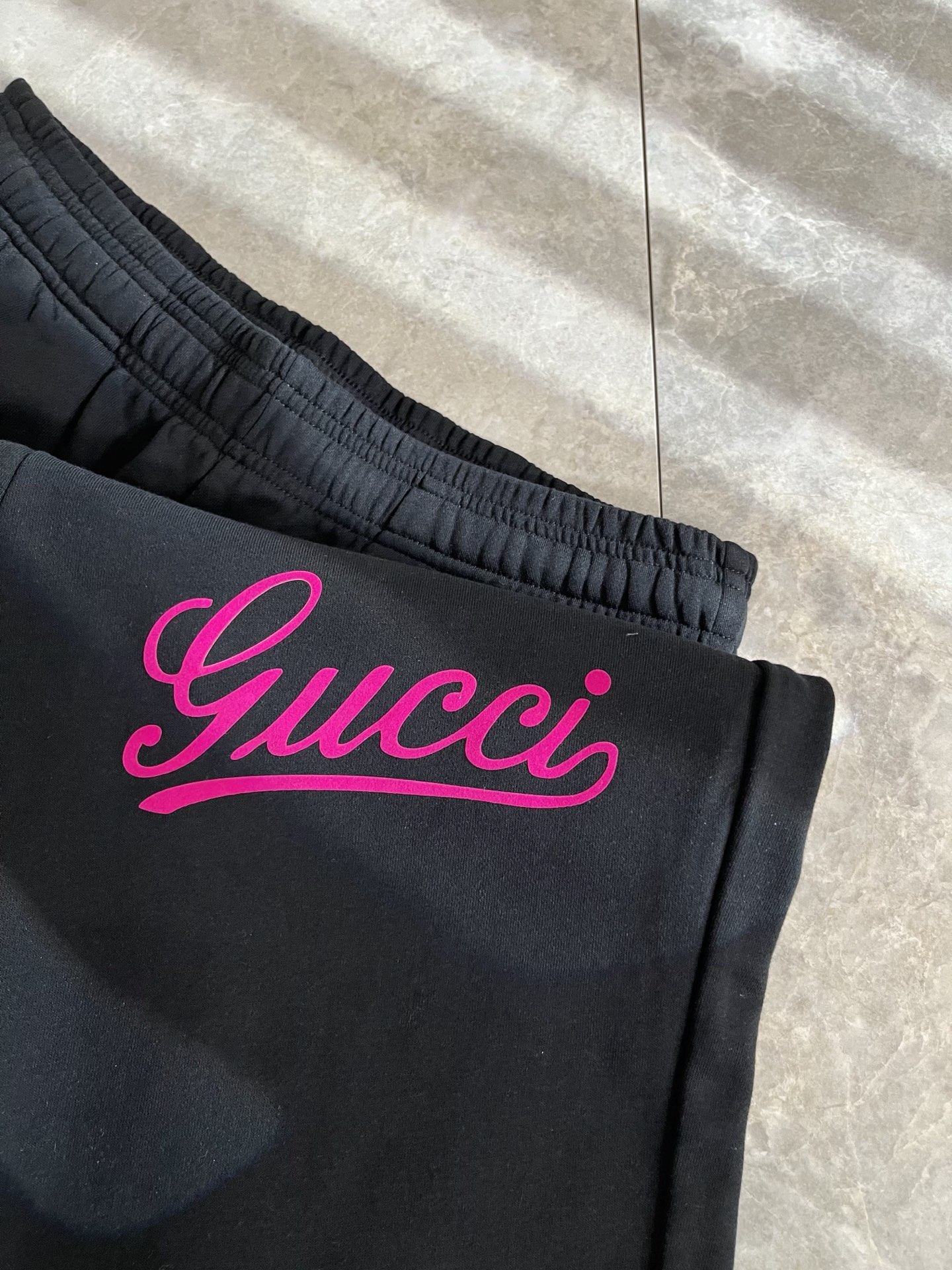 GUC*I古家2025秋冬百搭休闲裤，作为高奢潮牌G家经典款式，此款的风格可以说是完美无缺，设计LOGO